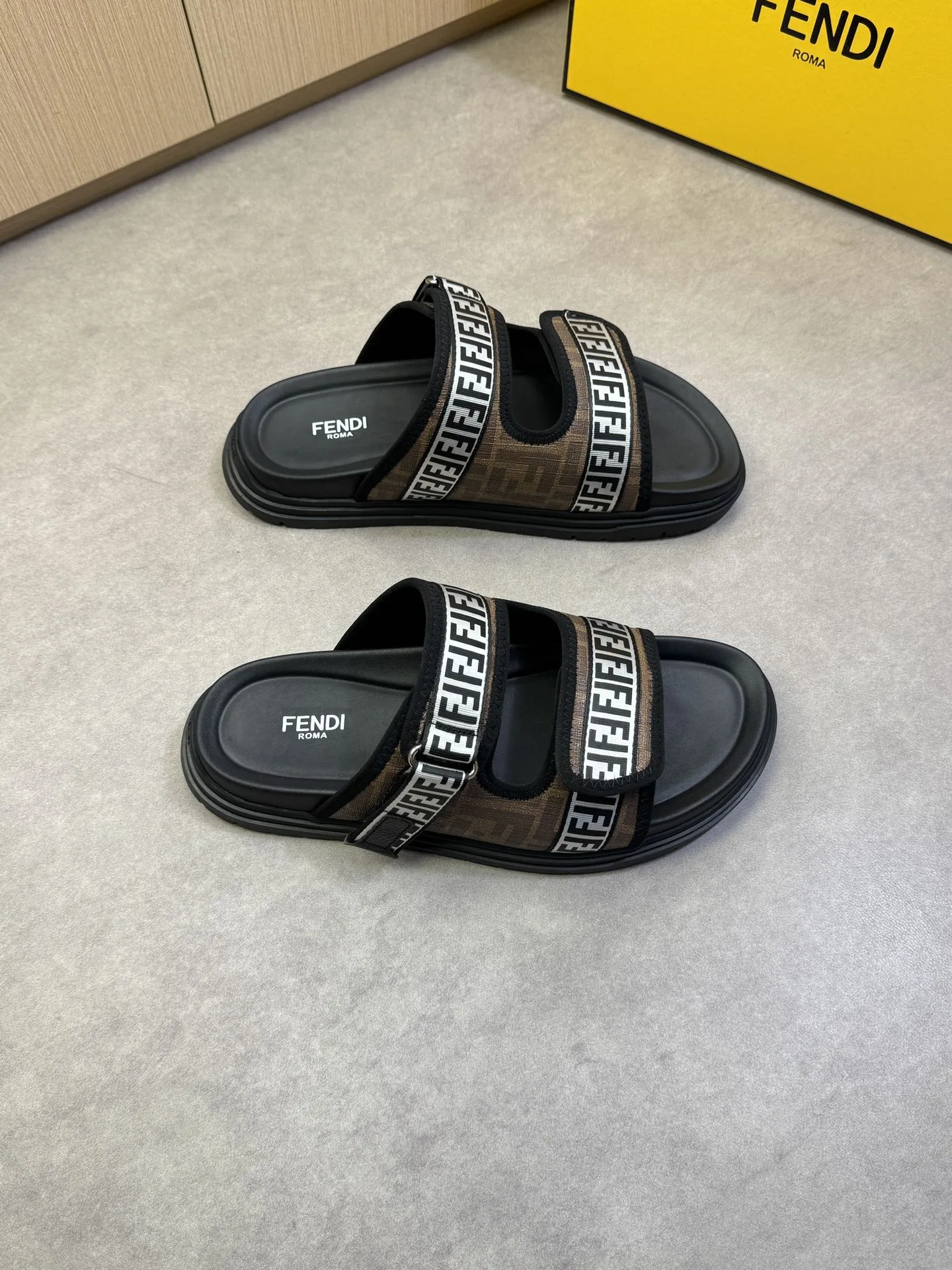 Fendi Slippers Reliable 4934