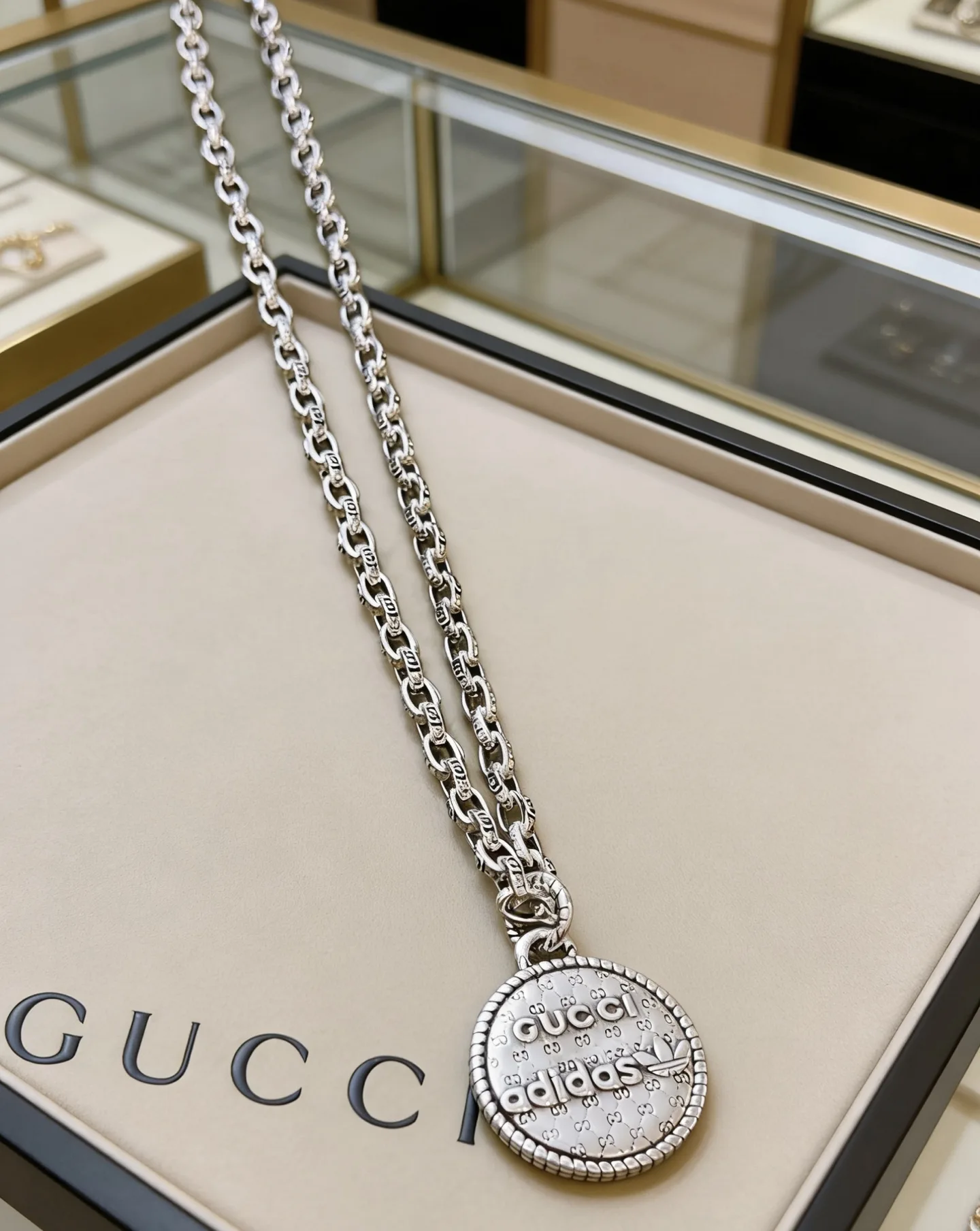 Seasonal Gucci Necklace 2555
