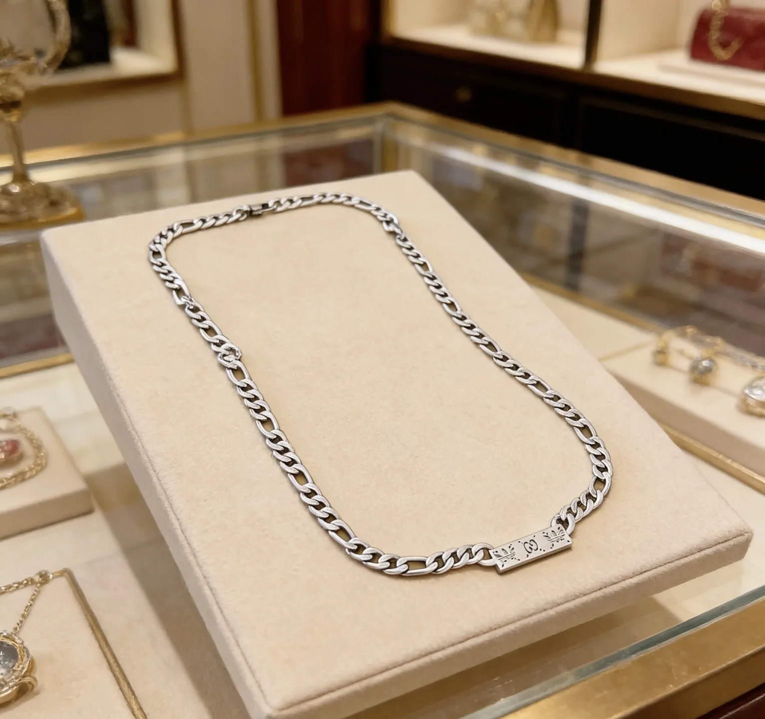 Trendsetting Gucci Necklace 2533