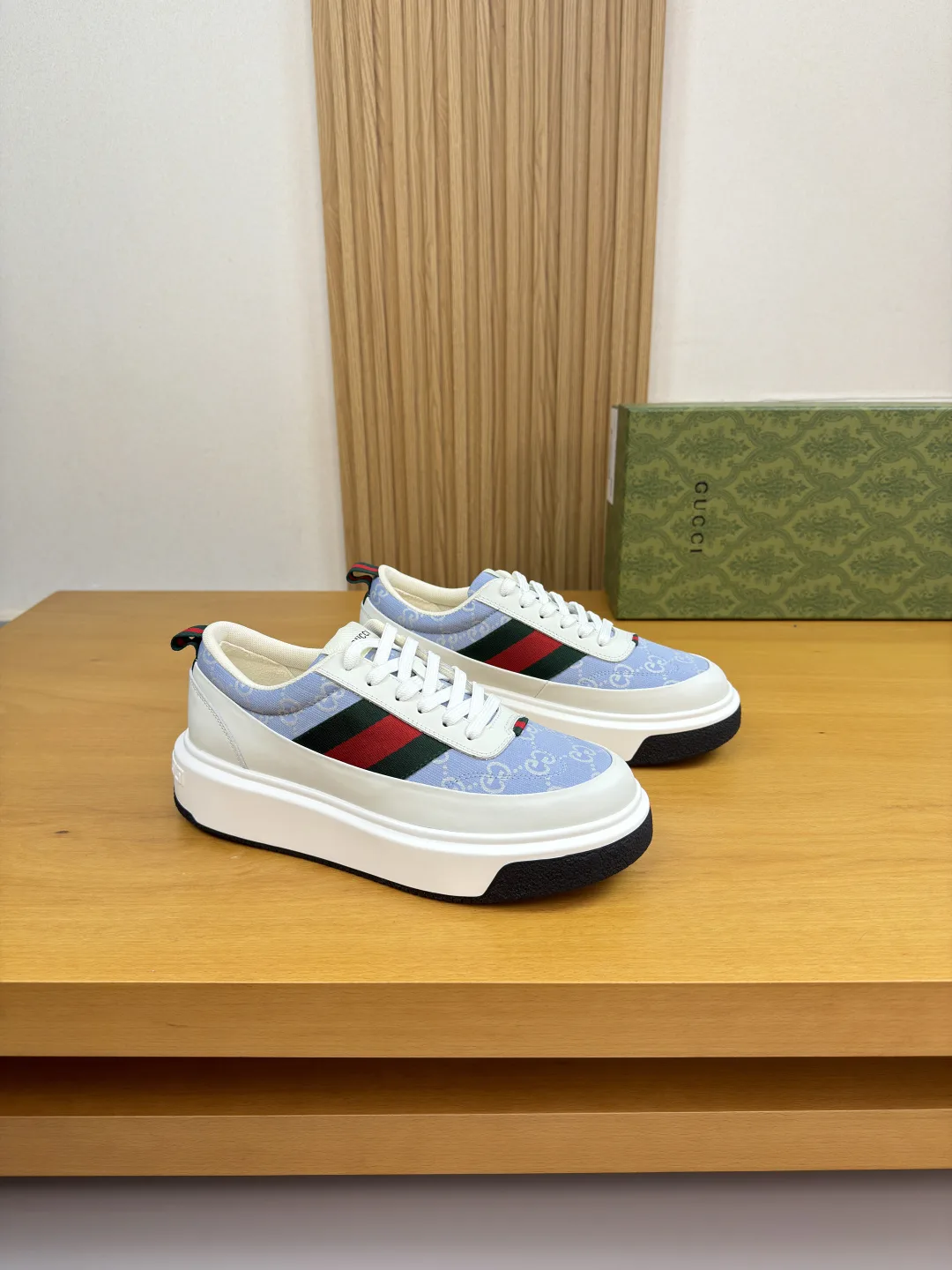 Original Gucci Sneakers 2637