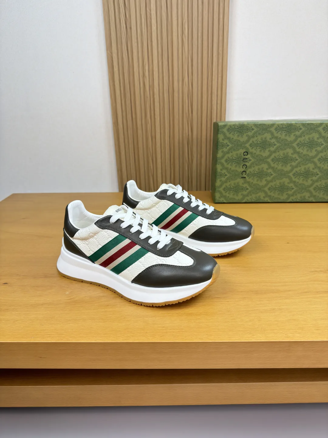 Elegant Gucci Sneakers 2645