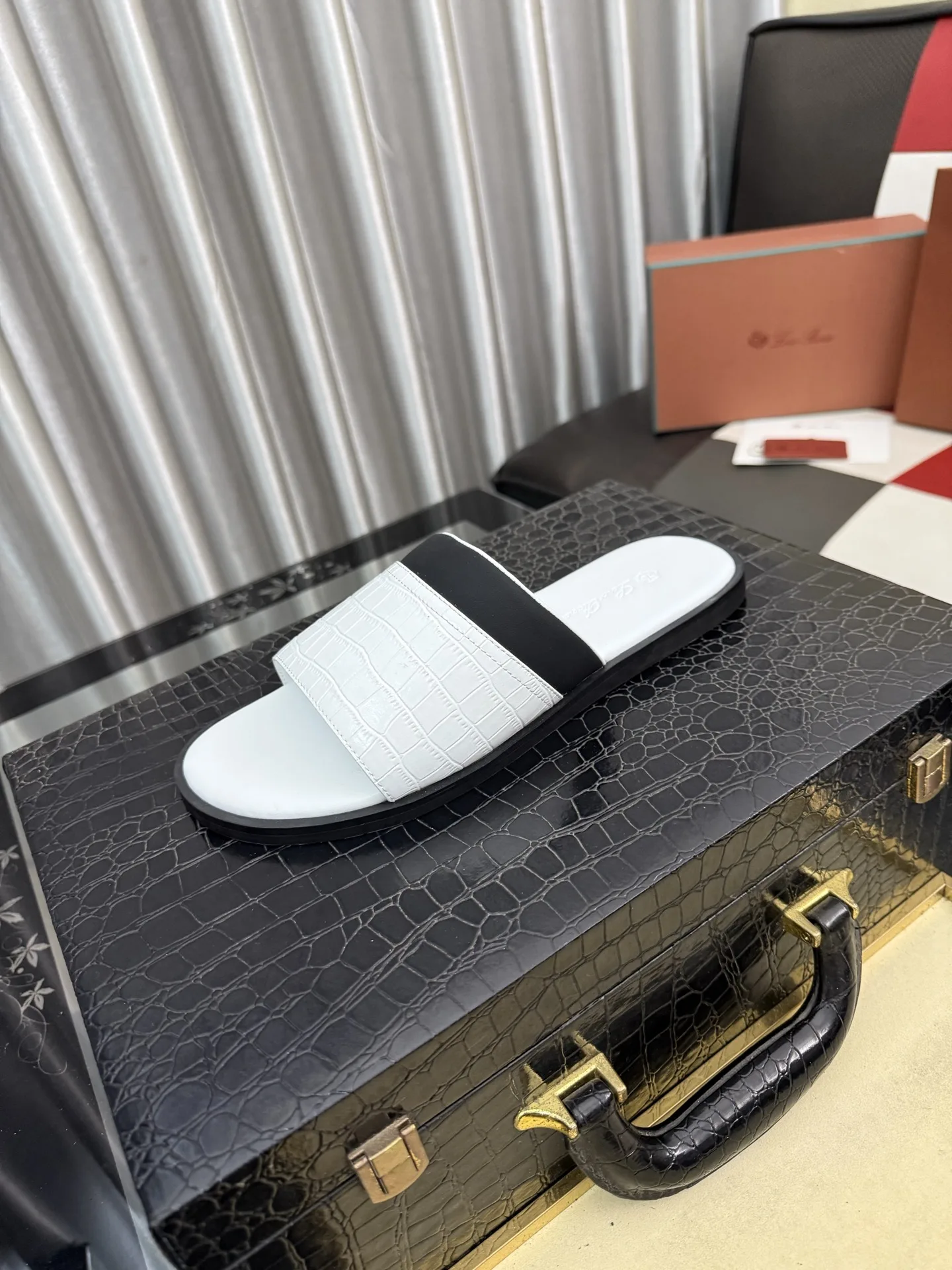 Loro Piana Slippers Elegant 6493