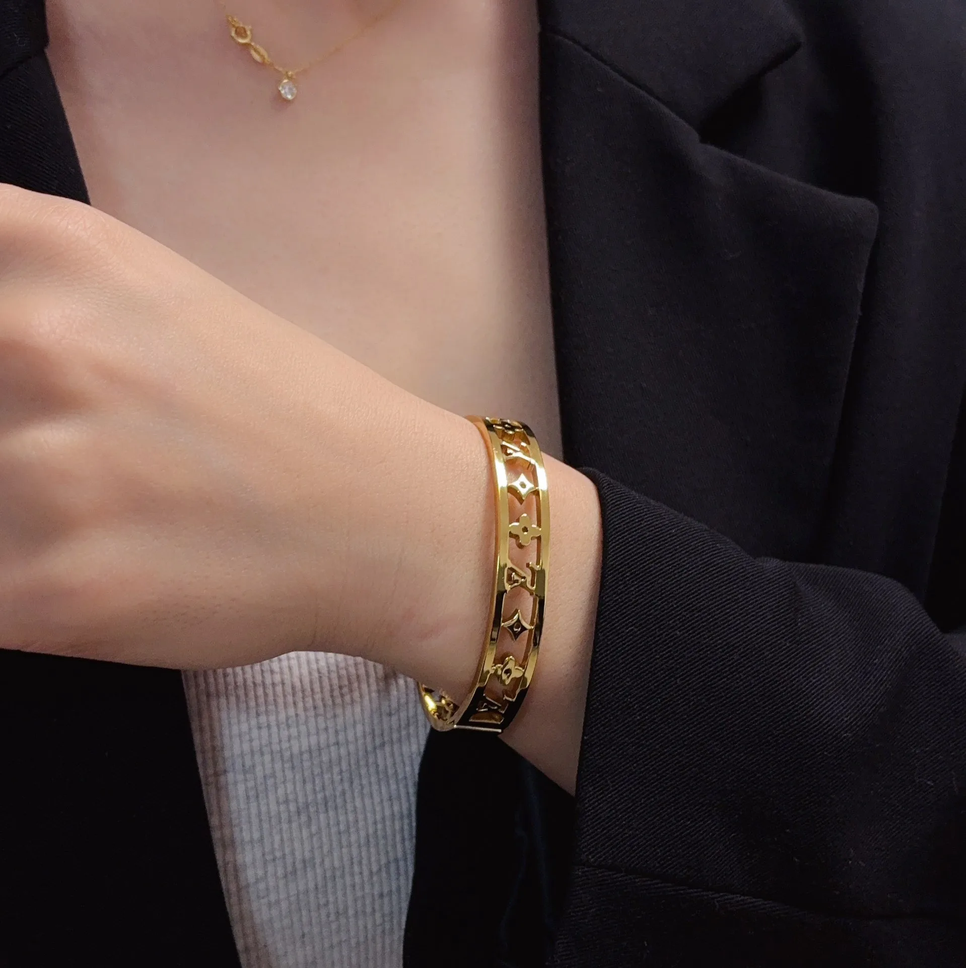 Premium Louis Vuitton Bracelet 116