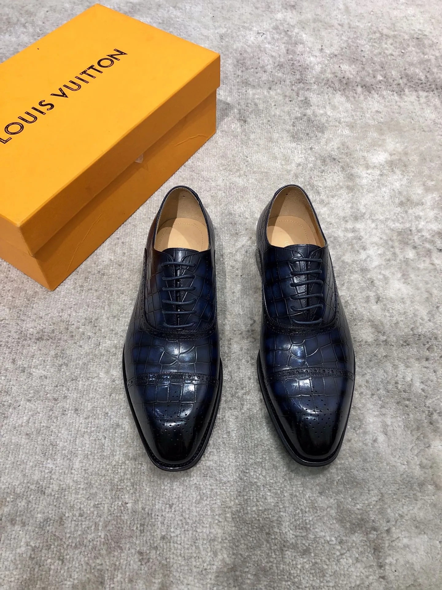 Sporty Louis Vuitton Formal Wear 1253