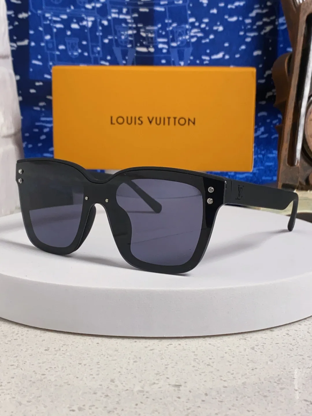 Lightweight Louis Vuitton Glasses 283