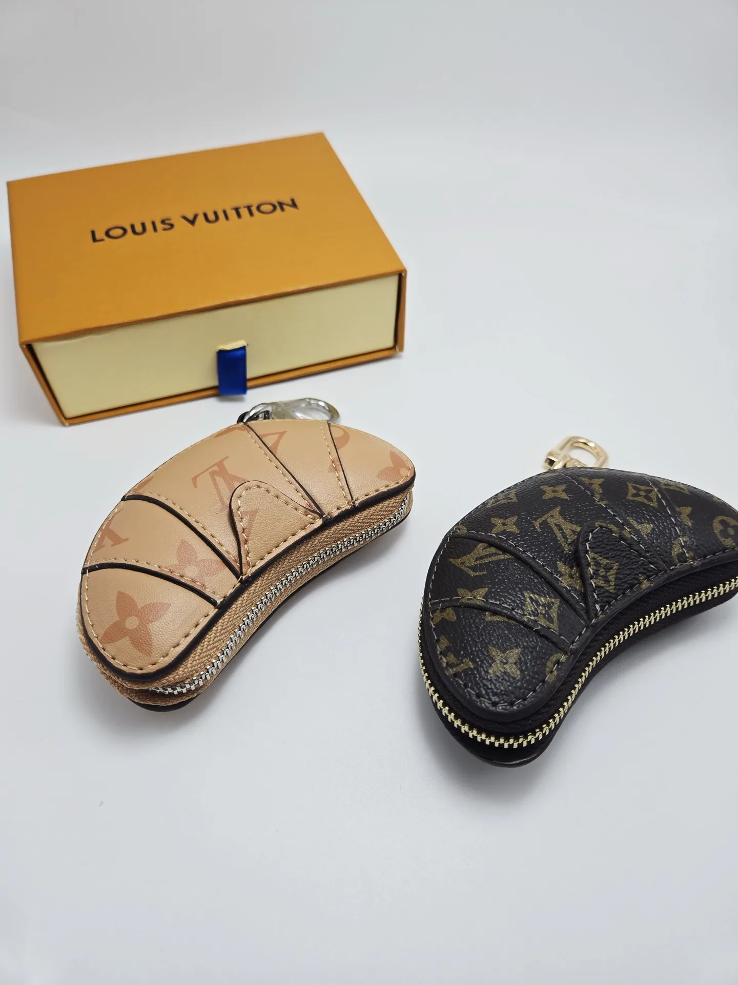 RelaxedFit Louis Vuitton Headphone Case 298
