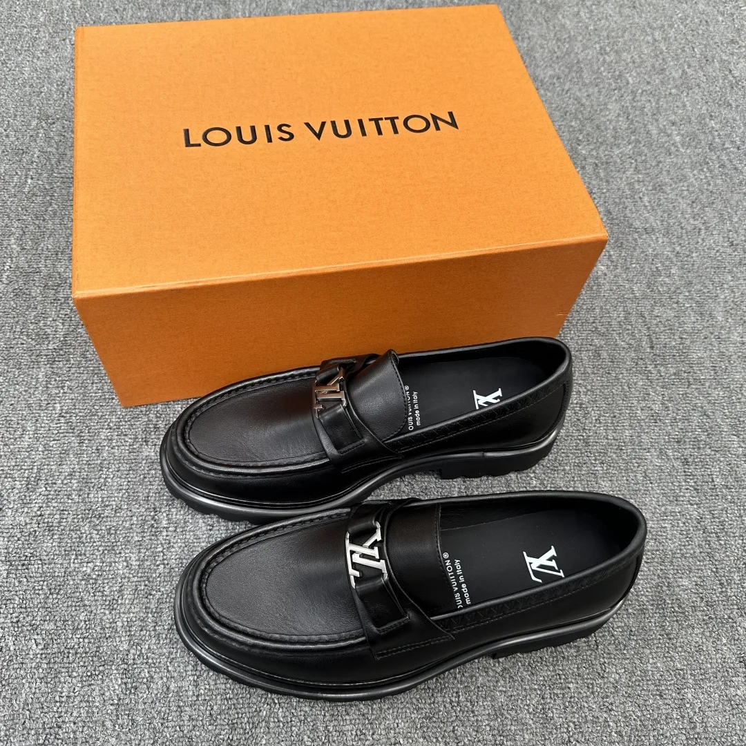 Louis Vuitton Key Pouch Durable 335