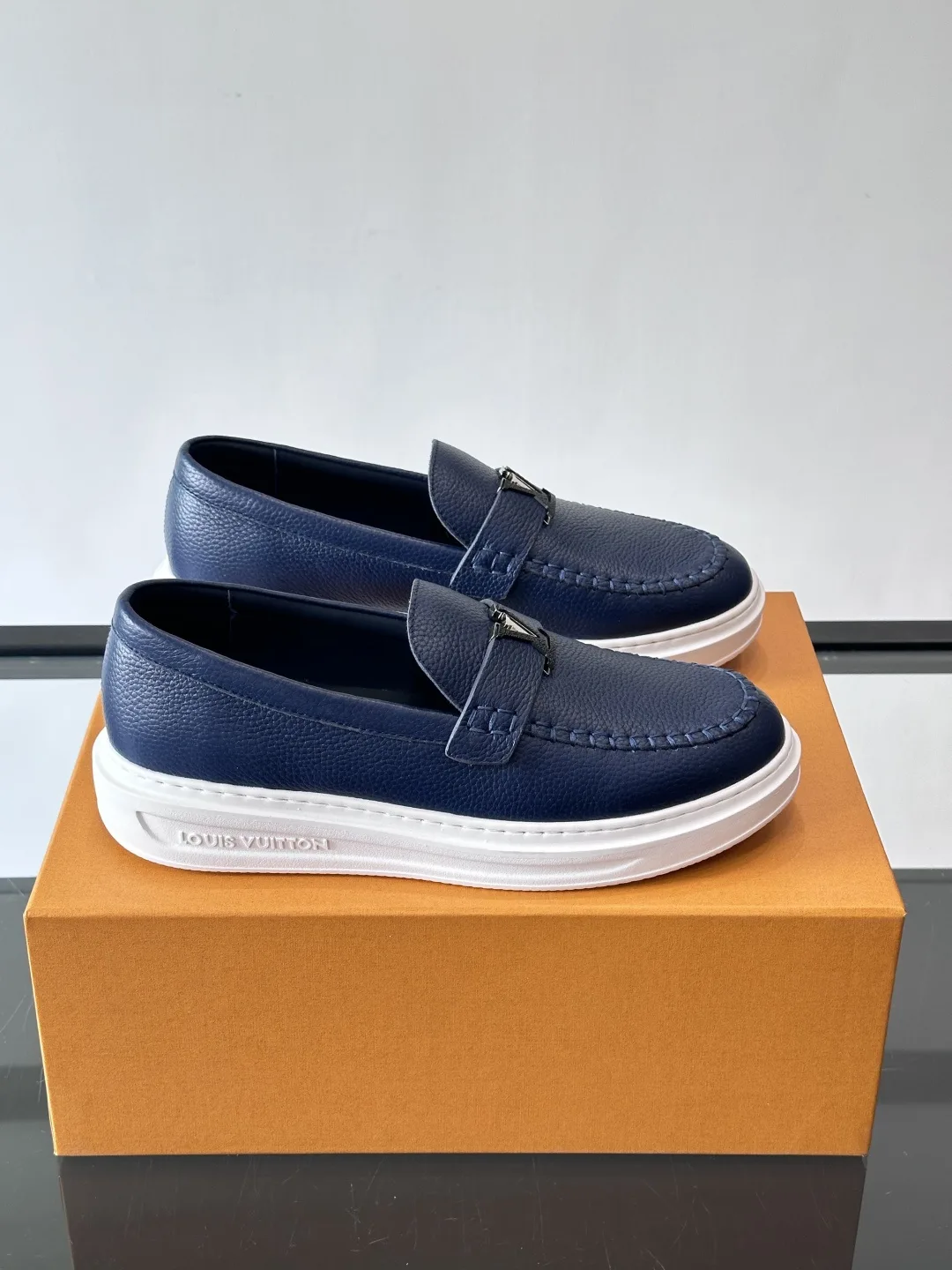 Louis Vuitton Loafers Durable 489