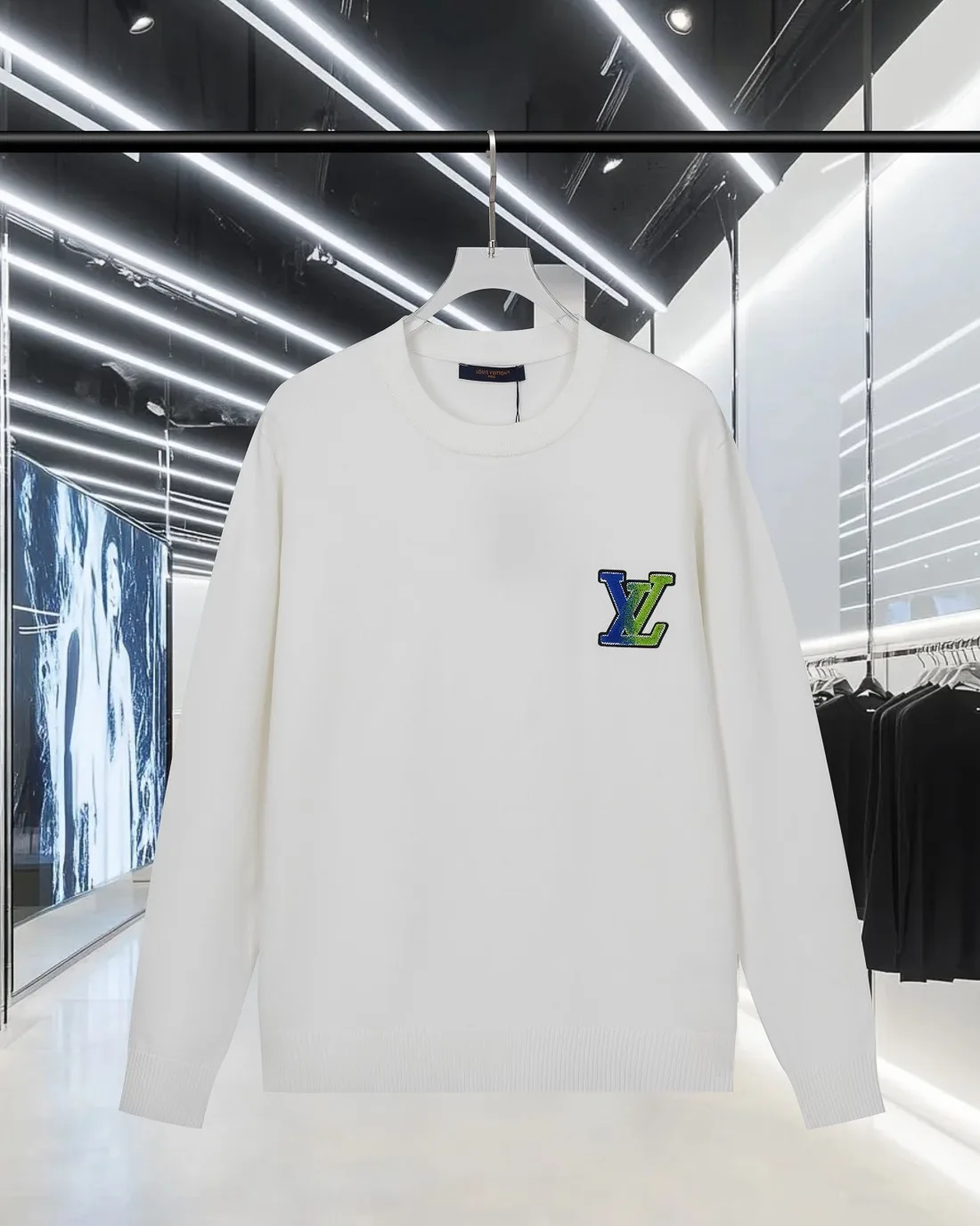 EyeCatching Louis Vuitton Long Sleeves 496