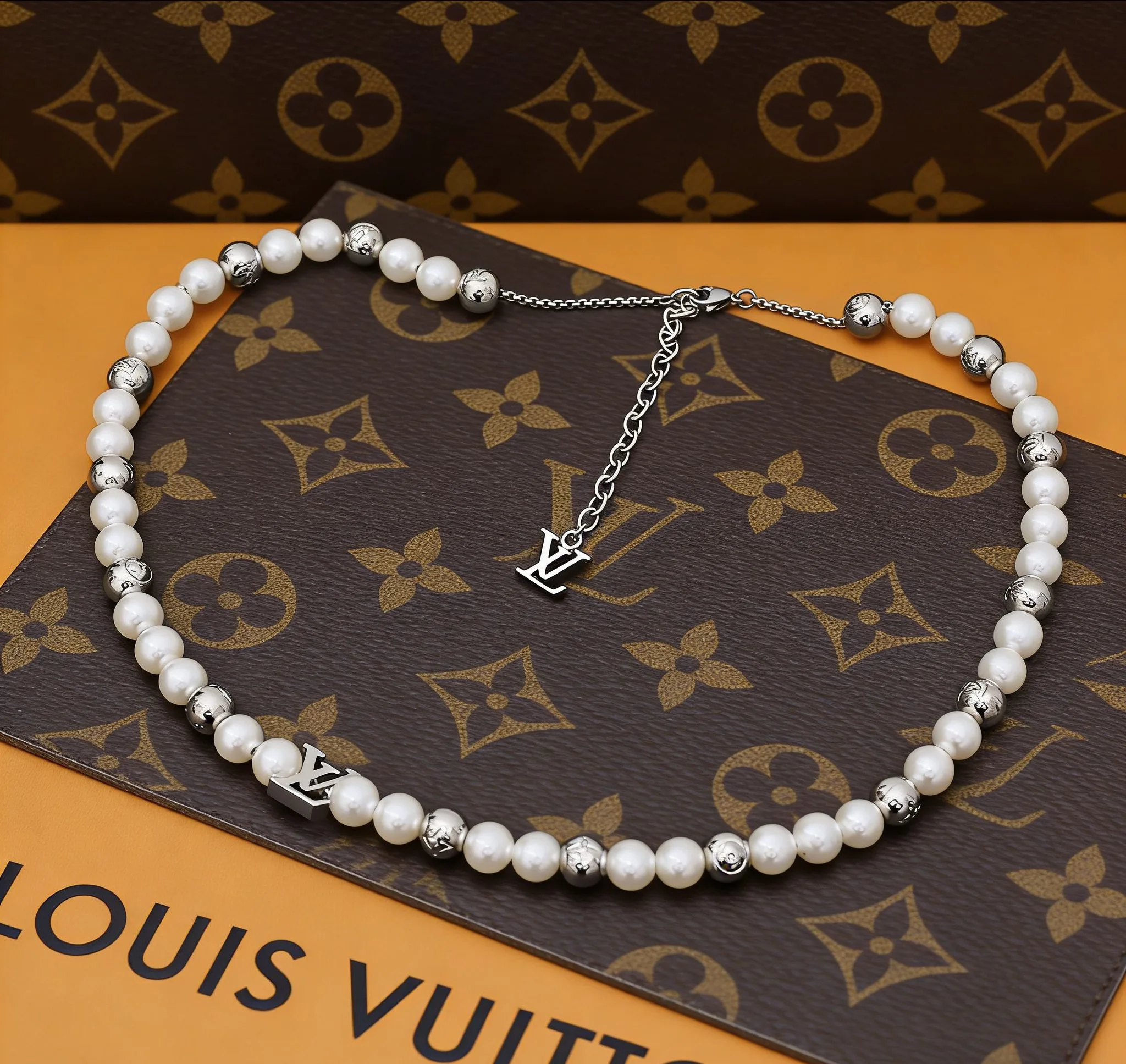 Unisex Louis Vuitton Necklace 525