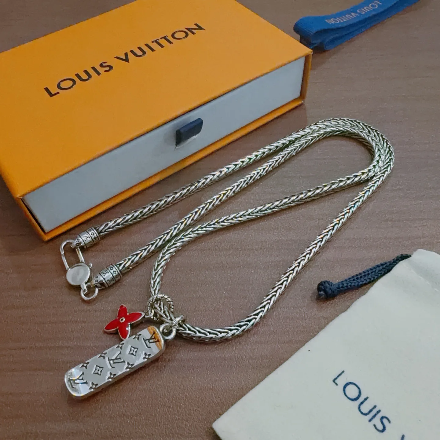 Louis Vuitton Necklace Lightweight 551