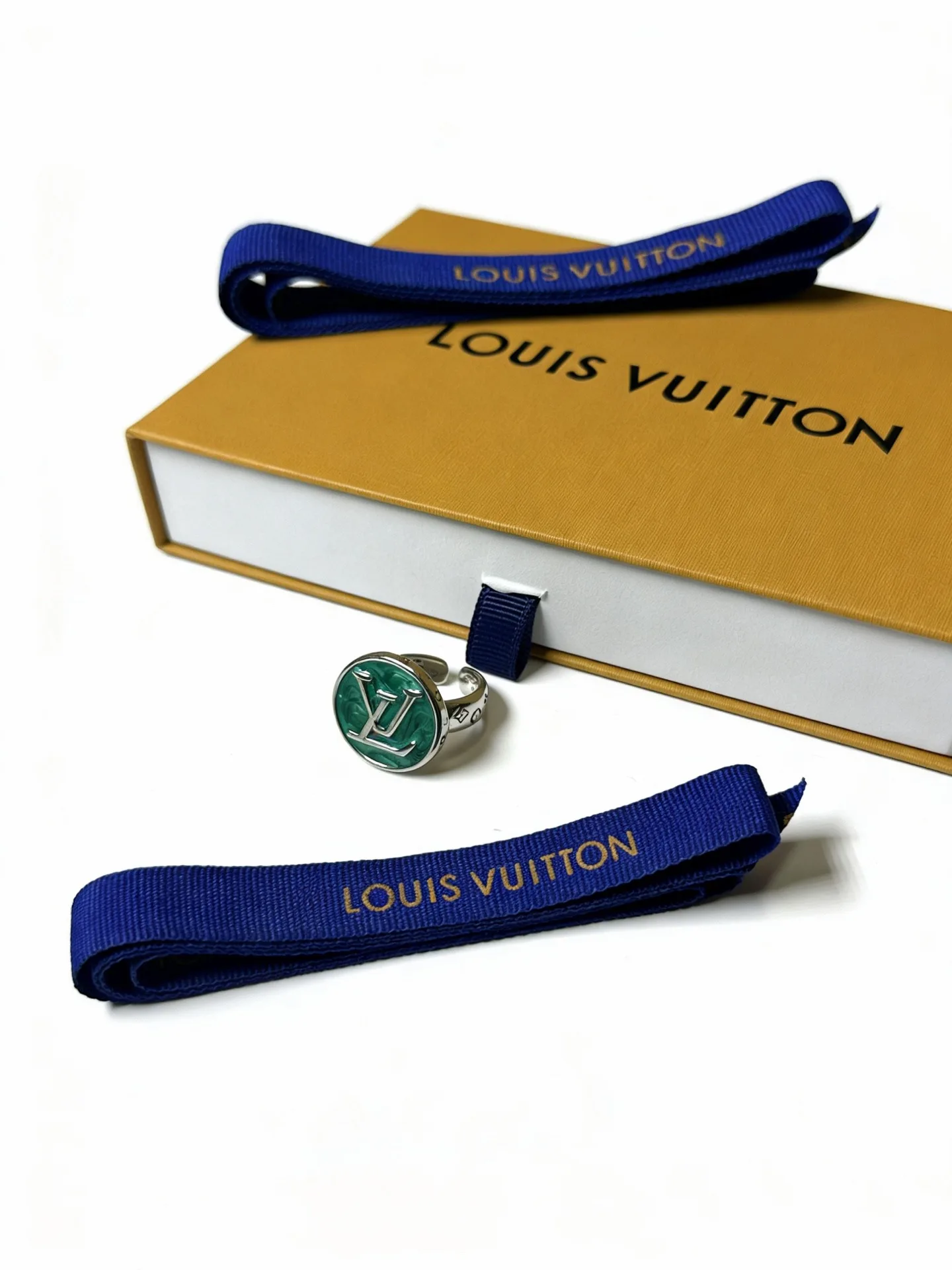 Louis Vuitton Necklace Breathable 587