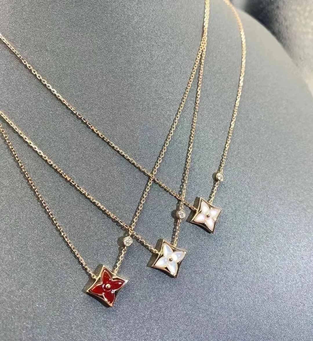 Elegant Louis Vuitton Necklace 528