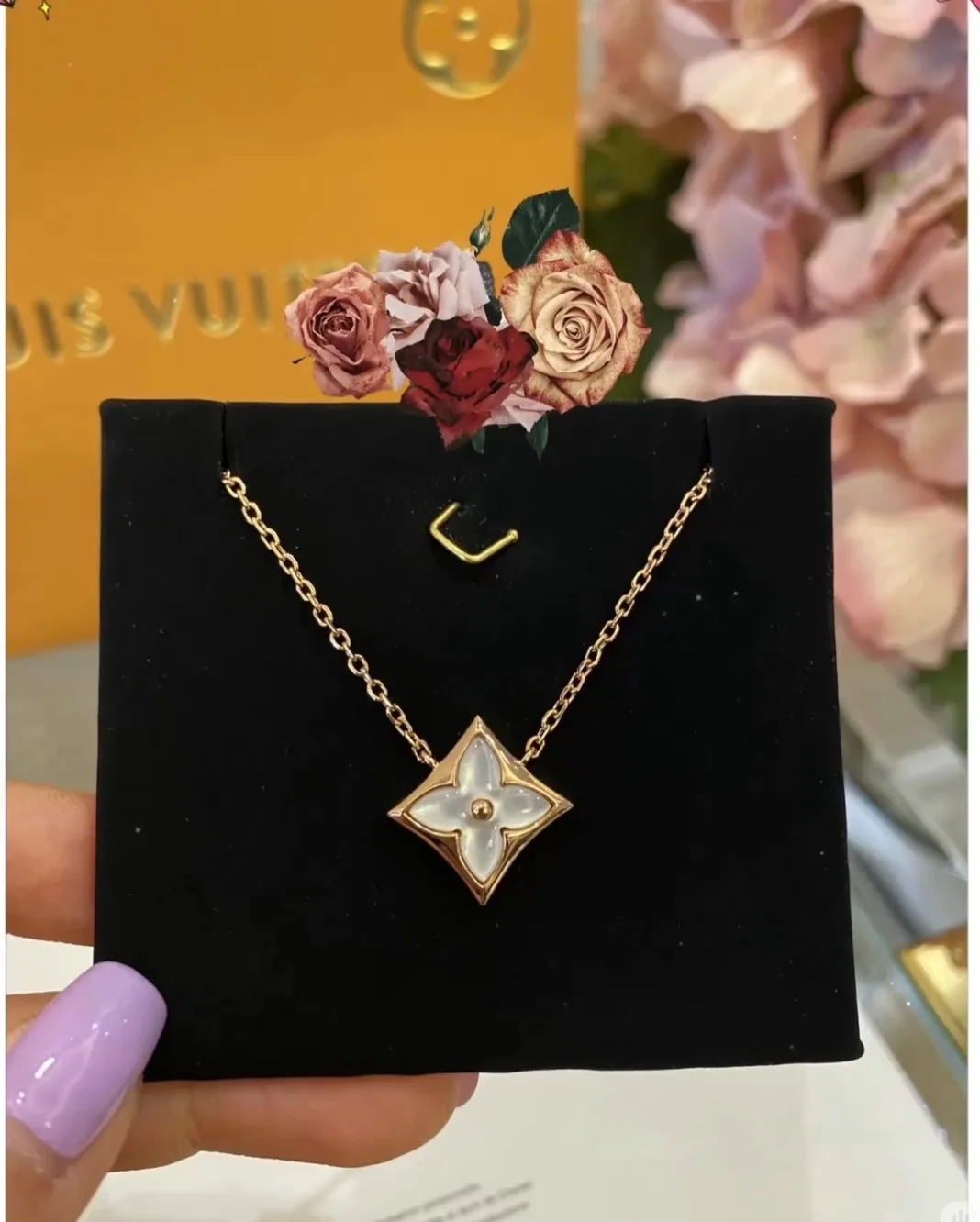 Louis Vuitton Necklace Classic 527