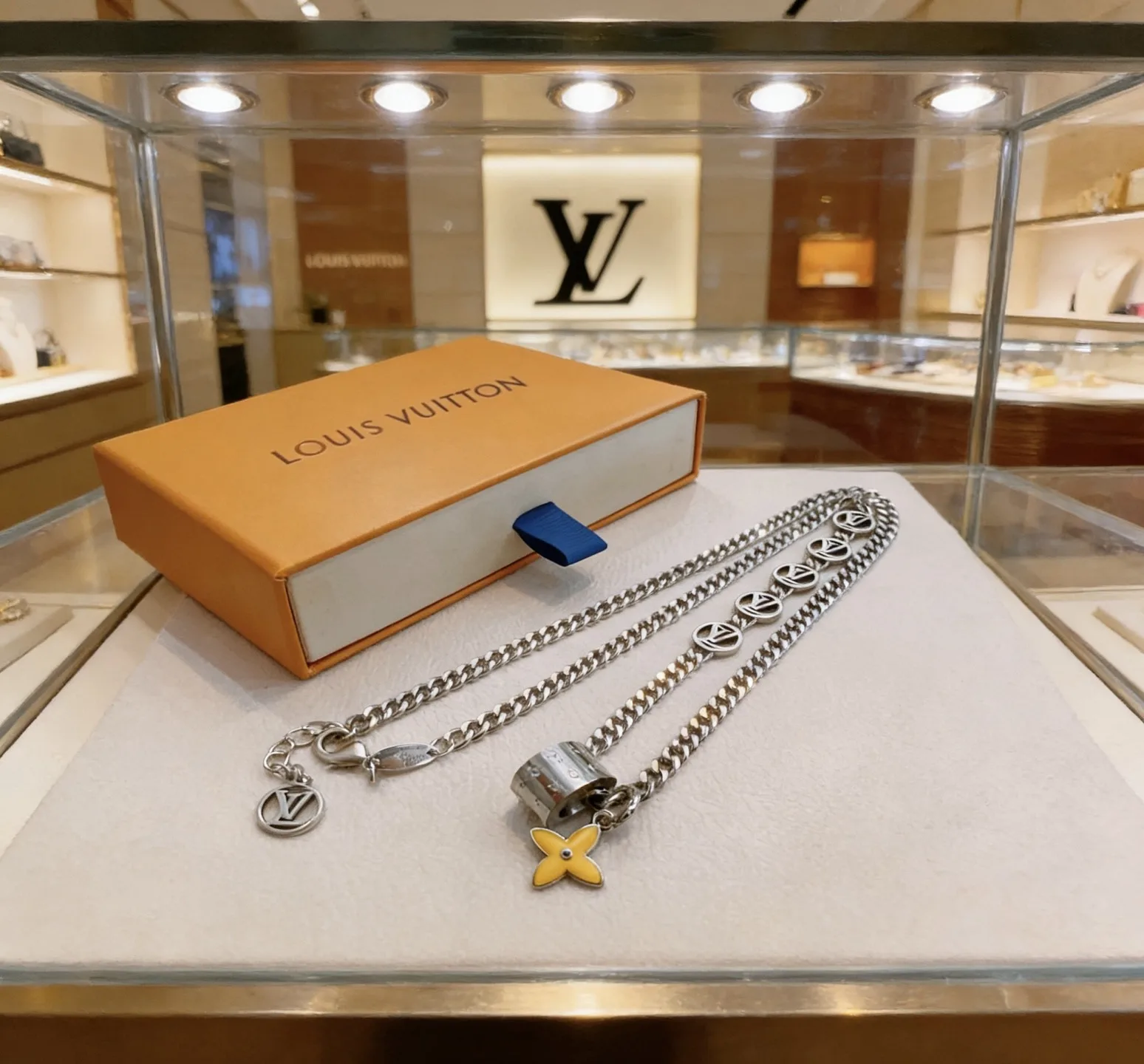 Louis Vuitton Necklace Lightweight 553