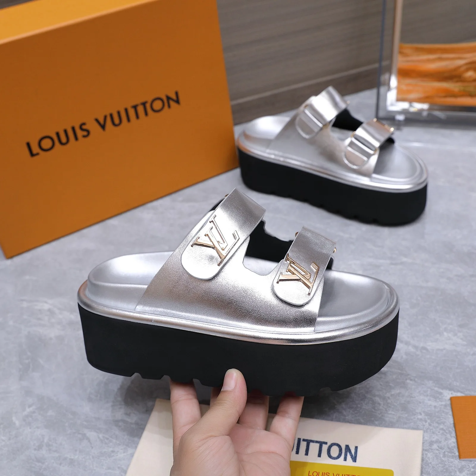 Louis Vuitton Sandals Premium 600
