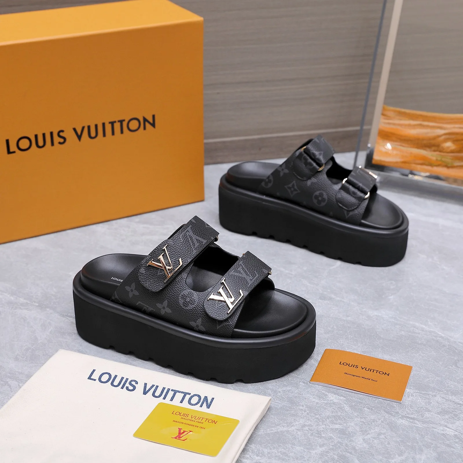 Louis Vuitton Sandals Chic 601