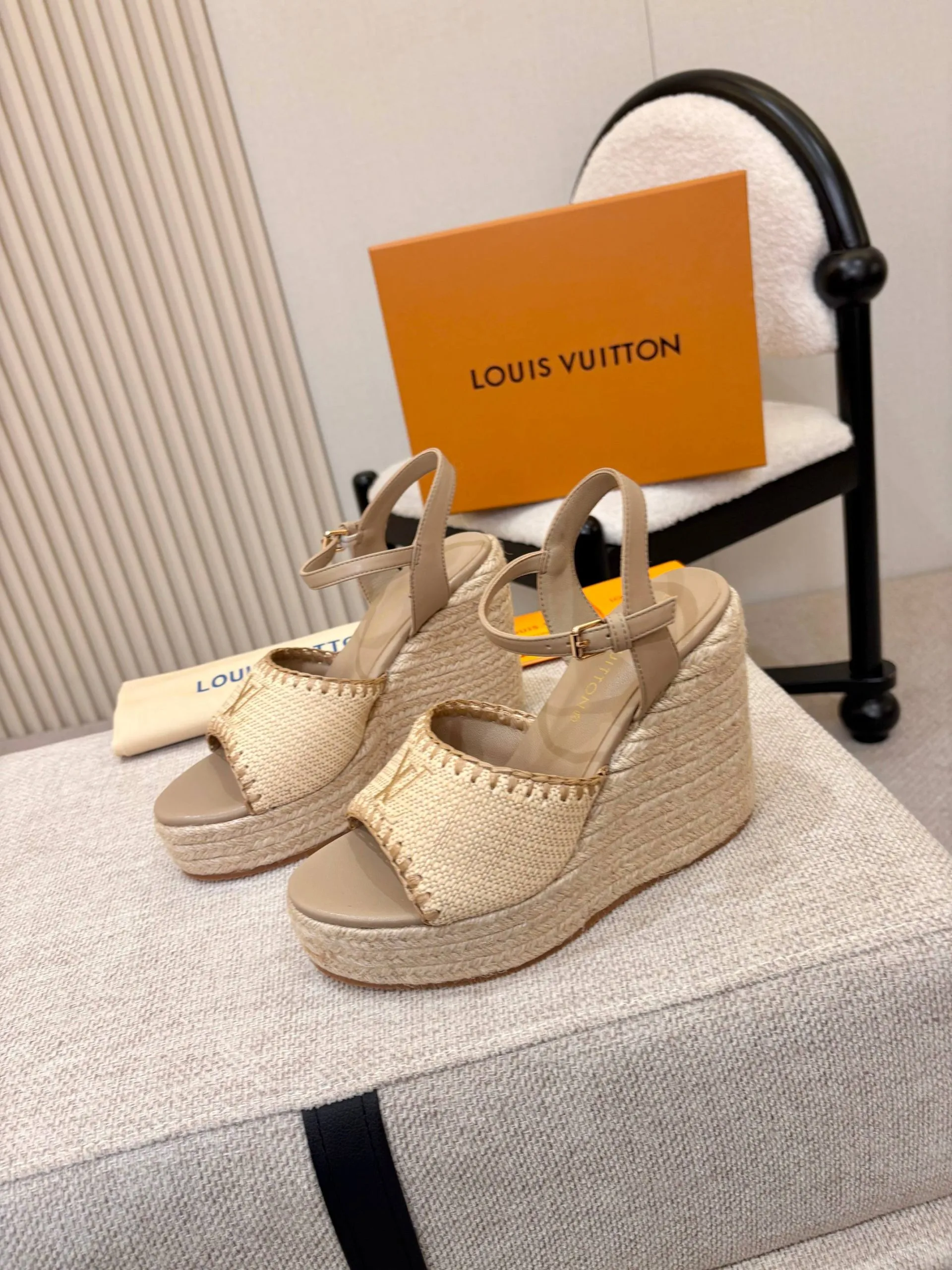 Louis Vuitton Sandals Fashionable 606