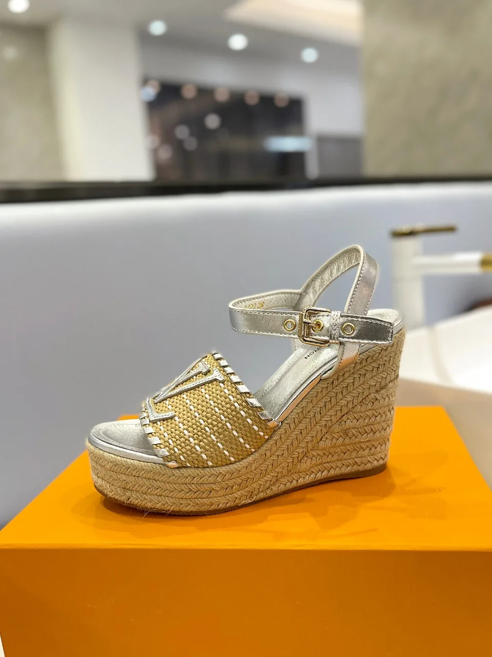 TechFriendly Louis Vuitton Sandals 609