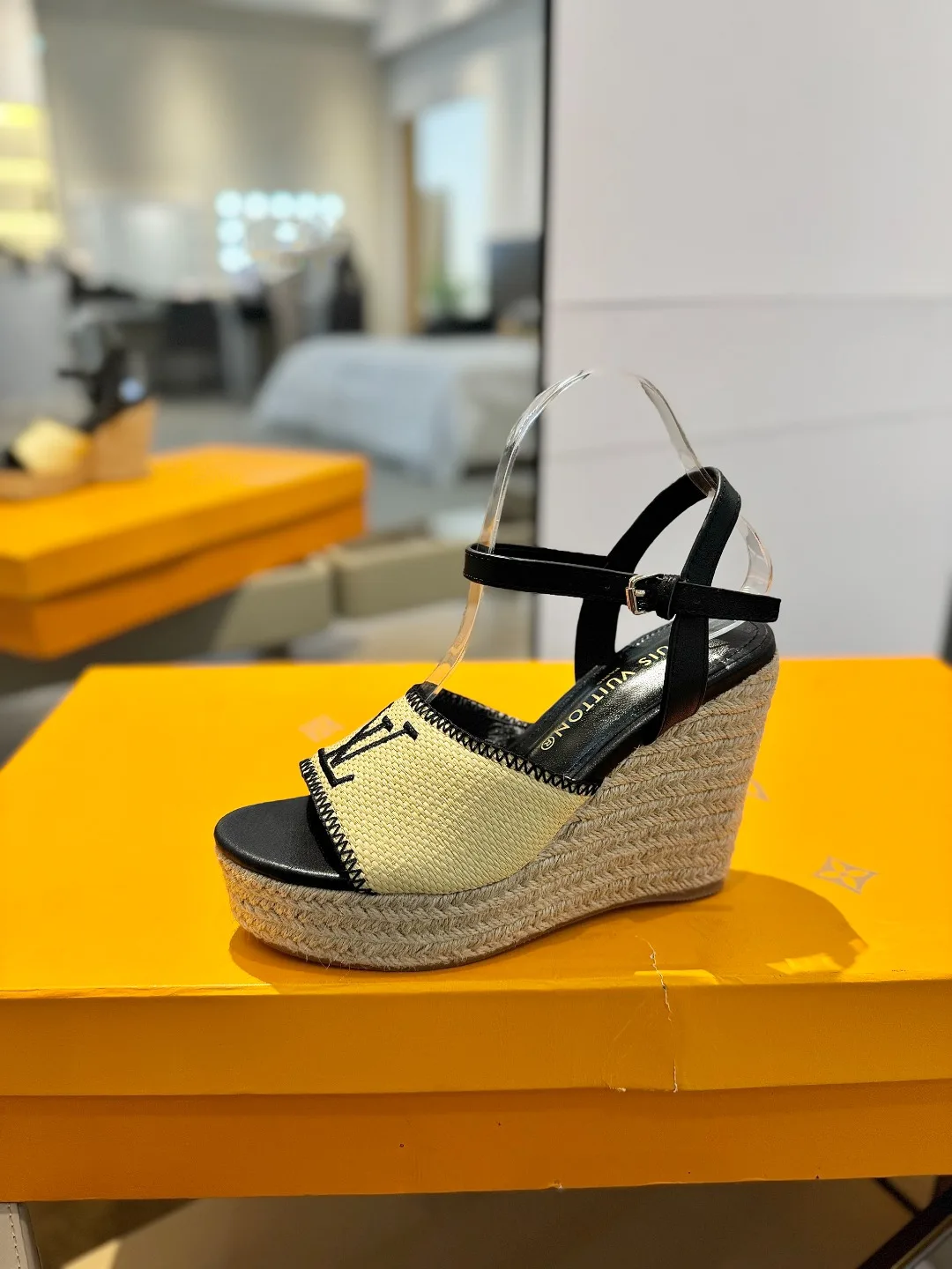 SmoothTexture Louis Vuitton Sandals 613