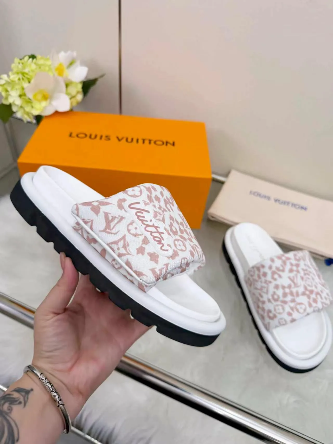 Louis Vuitton Slippers Elegant 978
