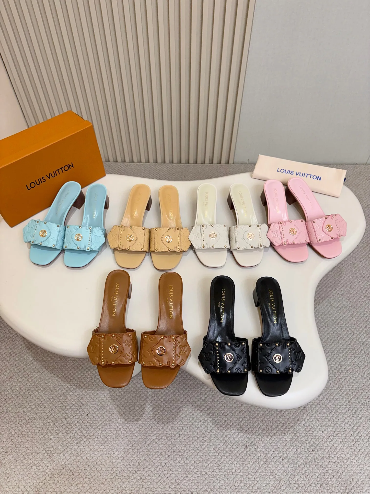 OnTrend Louis Vuitton Slippers 1000