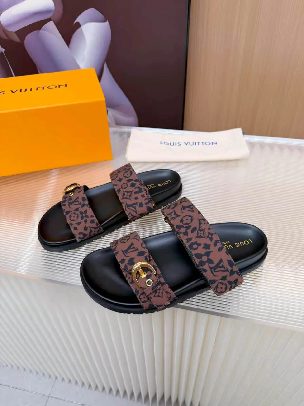 Seasonal Louis Vuitton Slippers 952