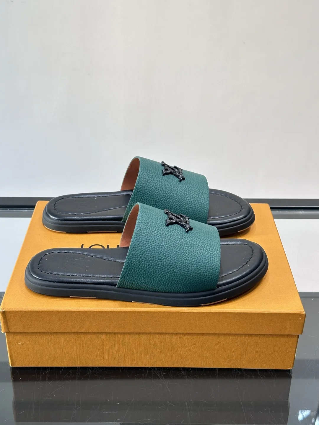 Comfortable Louis Vuitton Slippers 1003