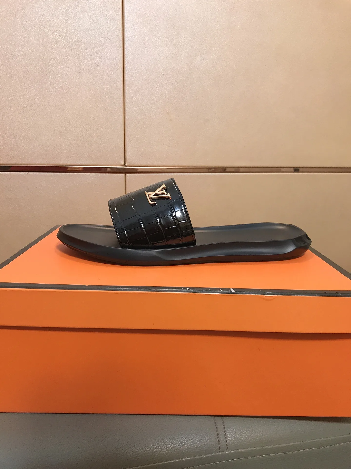 EyeCatching Louis Vuitton Slippers 954
