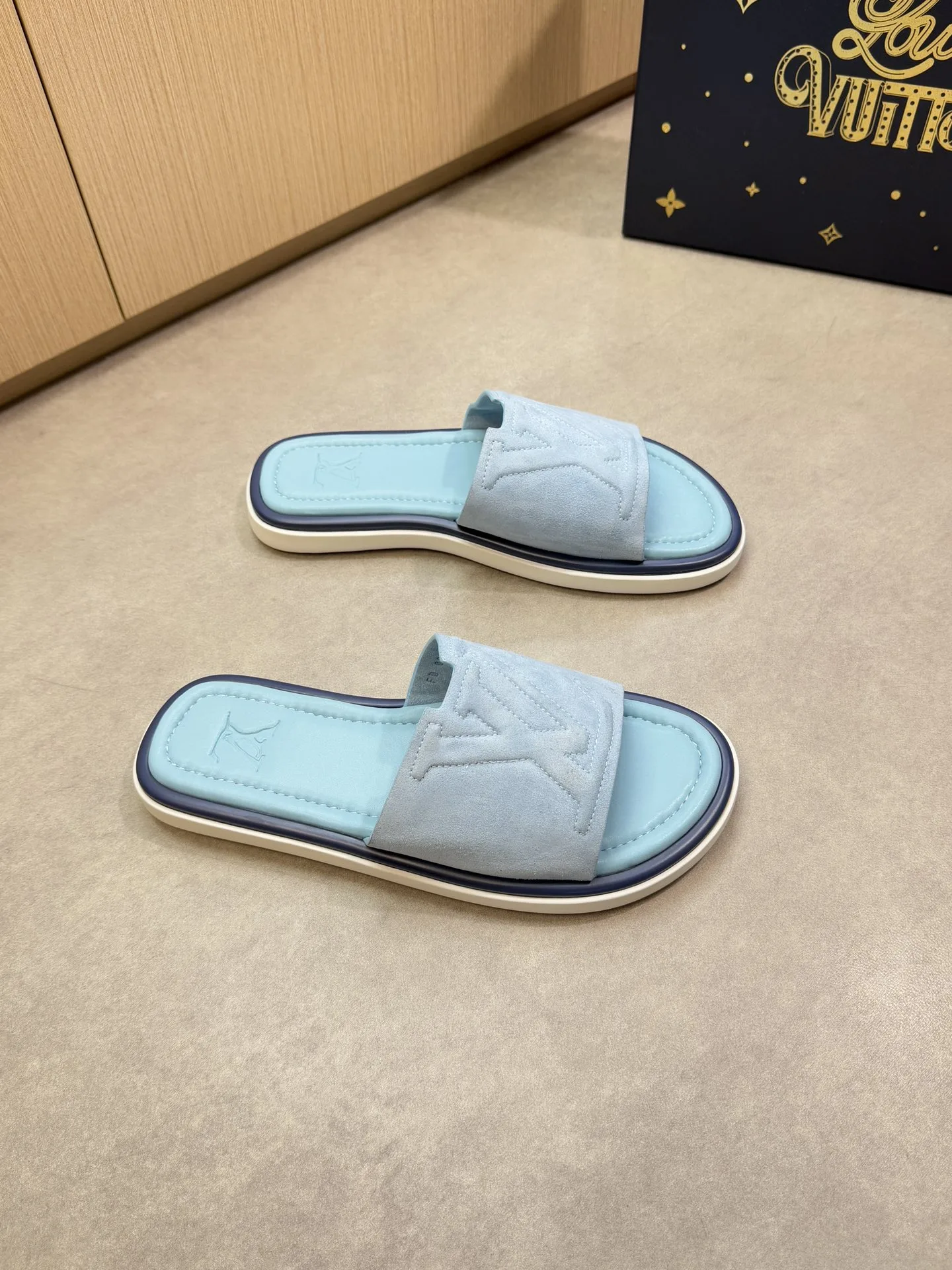 Louis Vuitton Slippers Lightweight 985