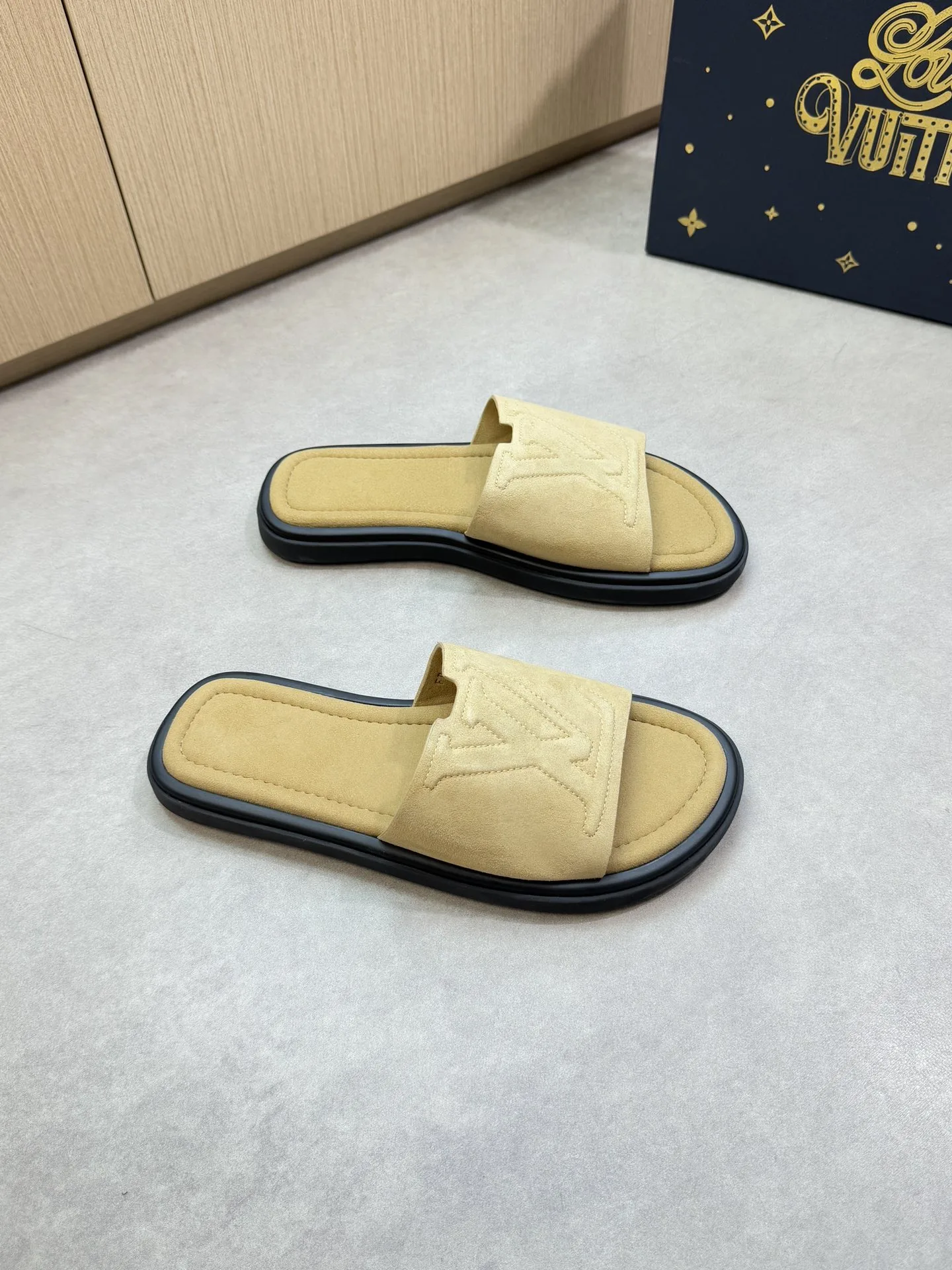 Louis Vuitton Slippers ModernLook 987