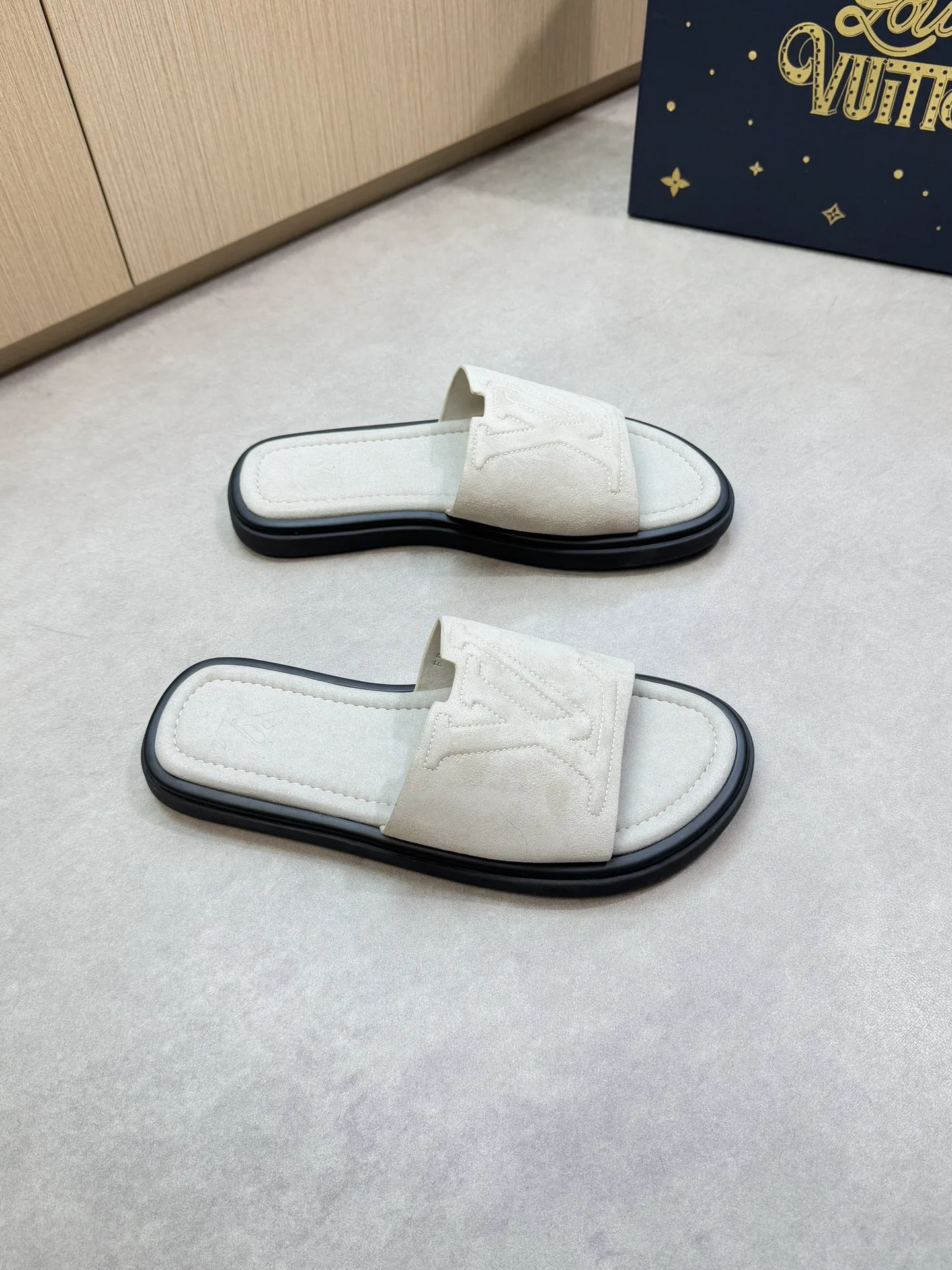 Bright Louis Vuitton Slippers 984