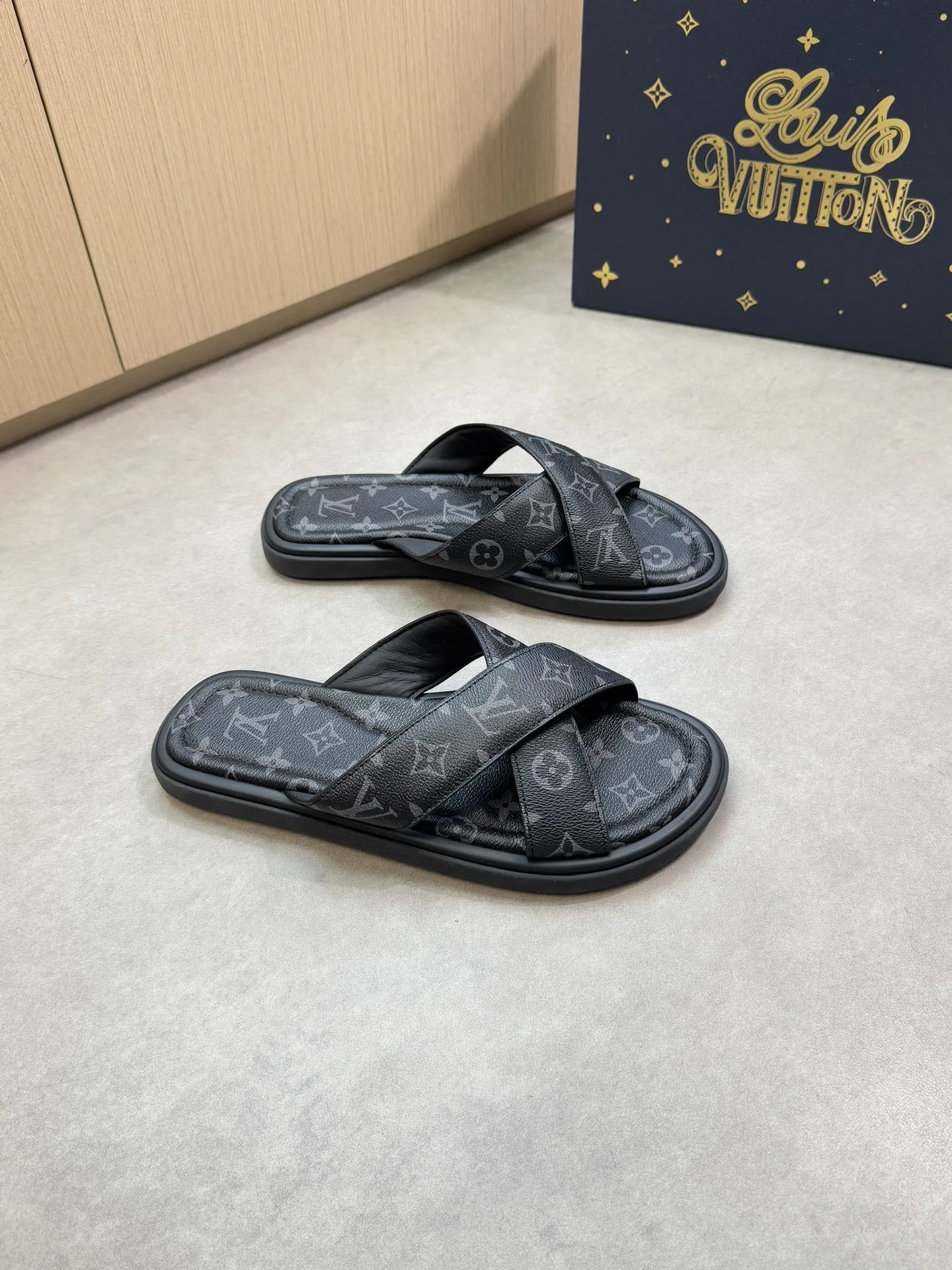 Louis Vuitton Slippers Sleek 979