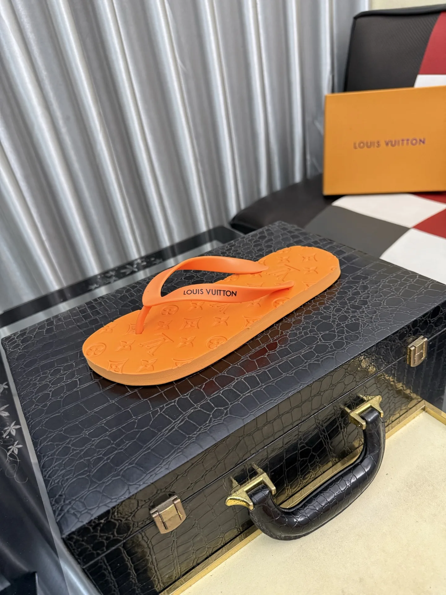 Vibrant Louis Vuitton Slippers 948