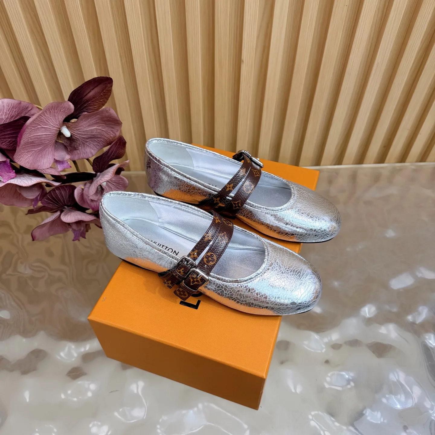 Louis Vuitton Slippers Neat 1021