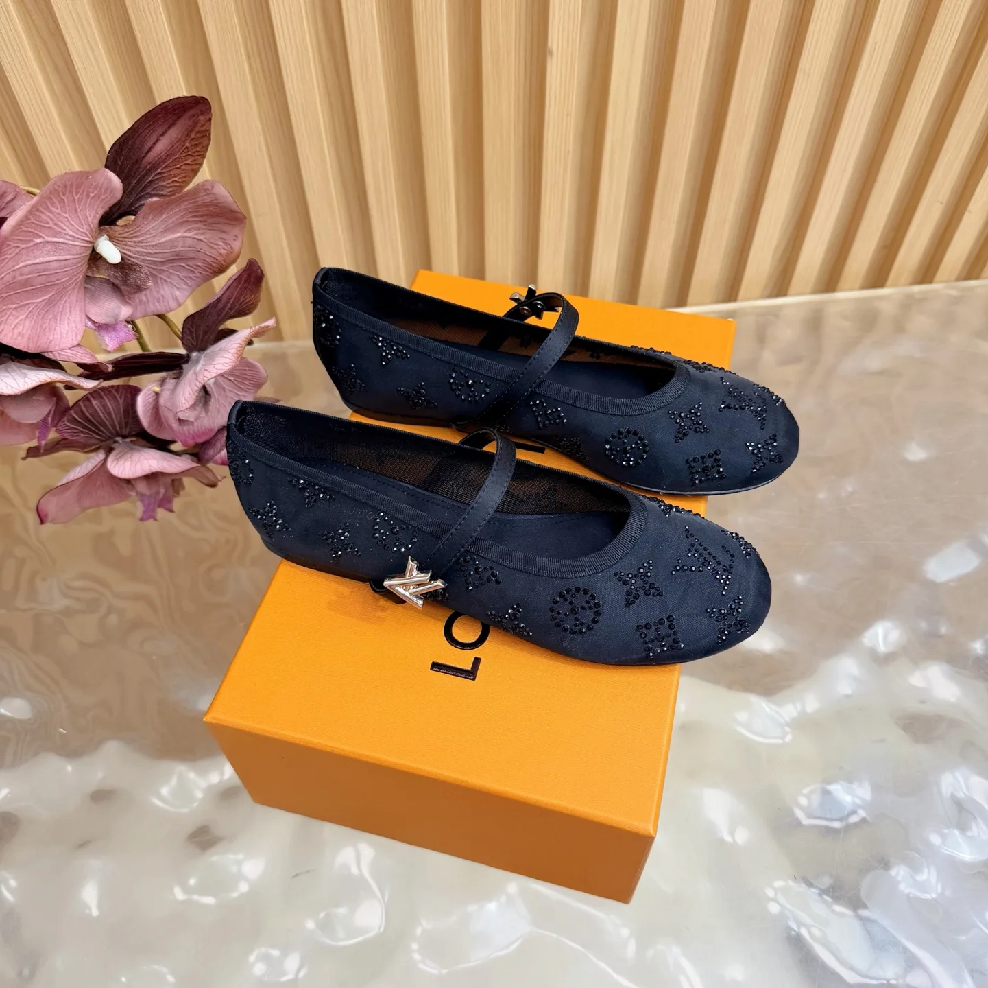Effortless Louis Vuitton Slippers 1058