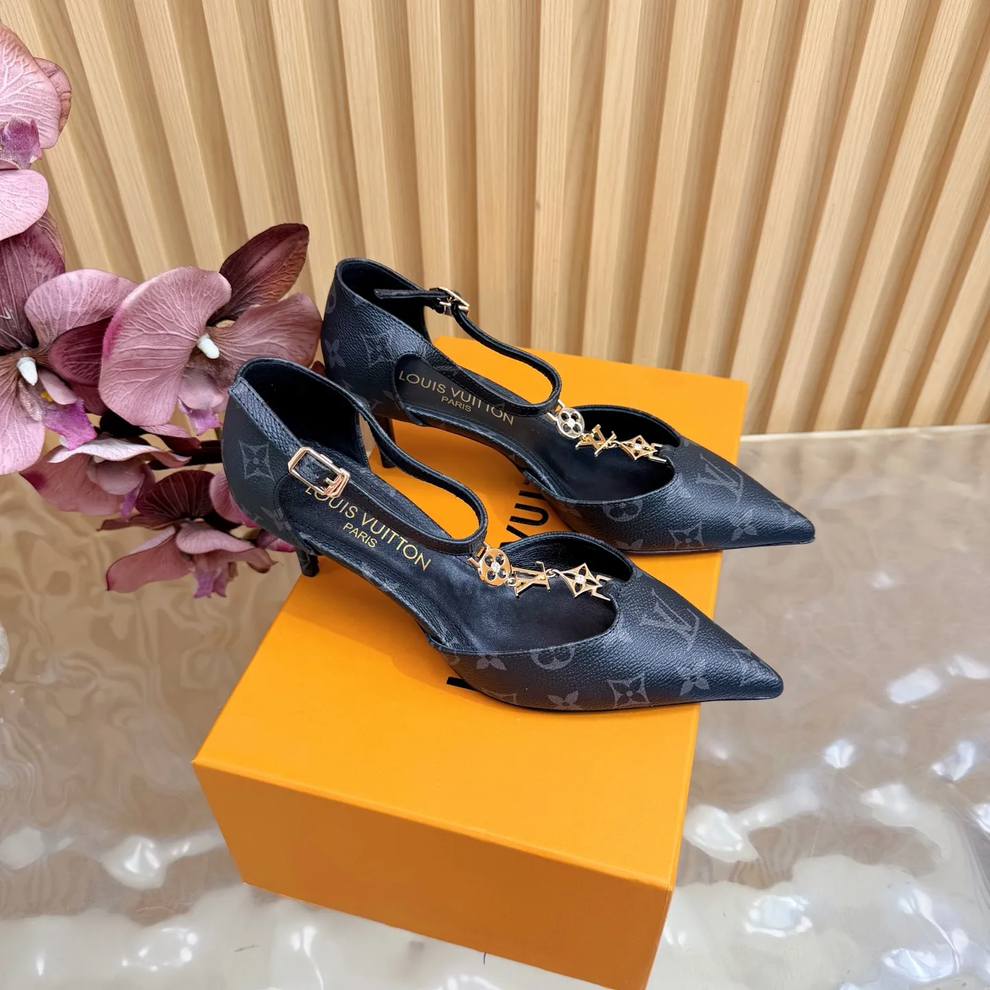 Breathable Louis Vuitton Slippers 1059