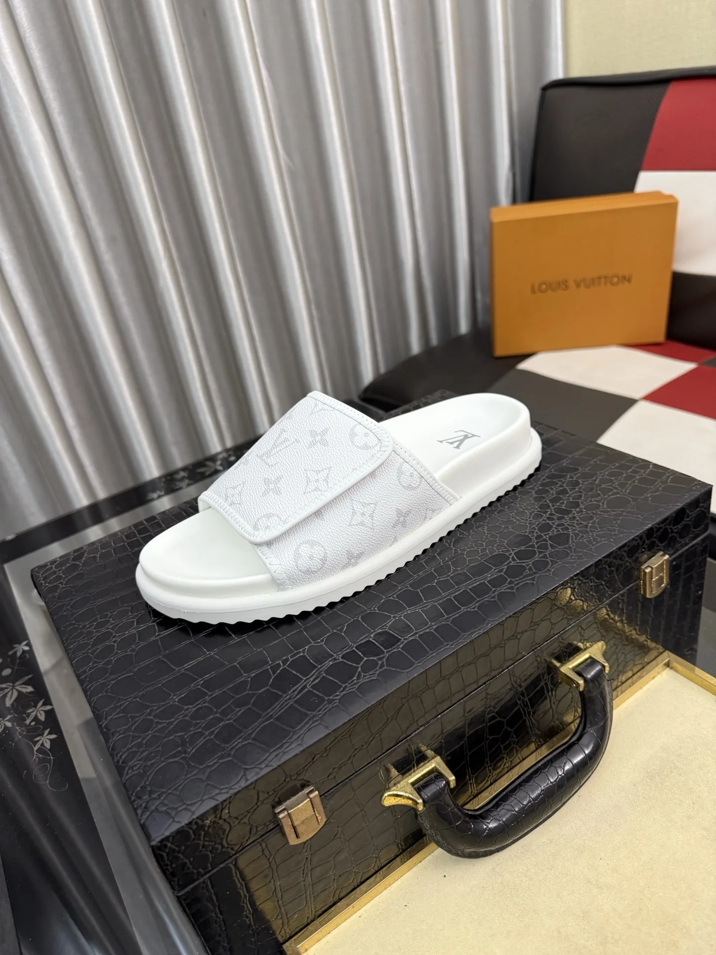 EyeCatching Louis Vuitton Slippers 1002