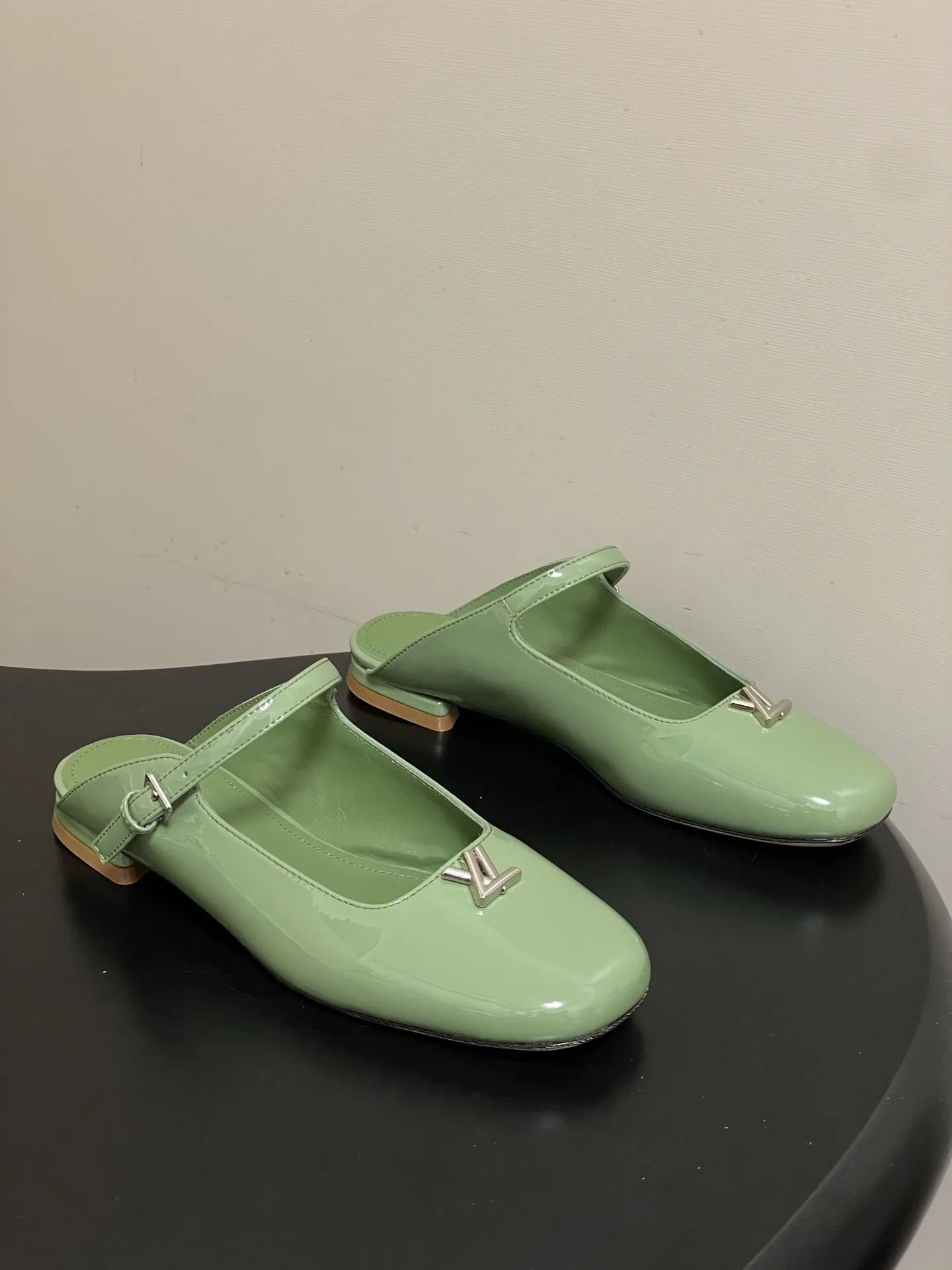 Chic Louis Vuitton Slippers 1052