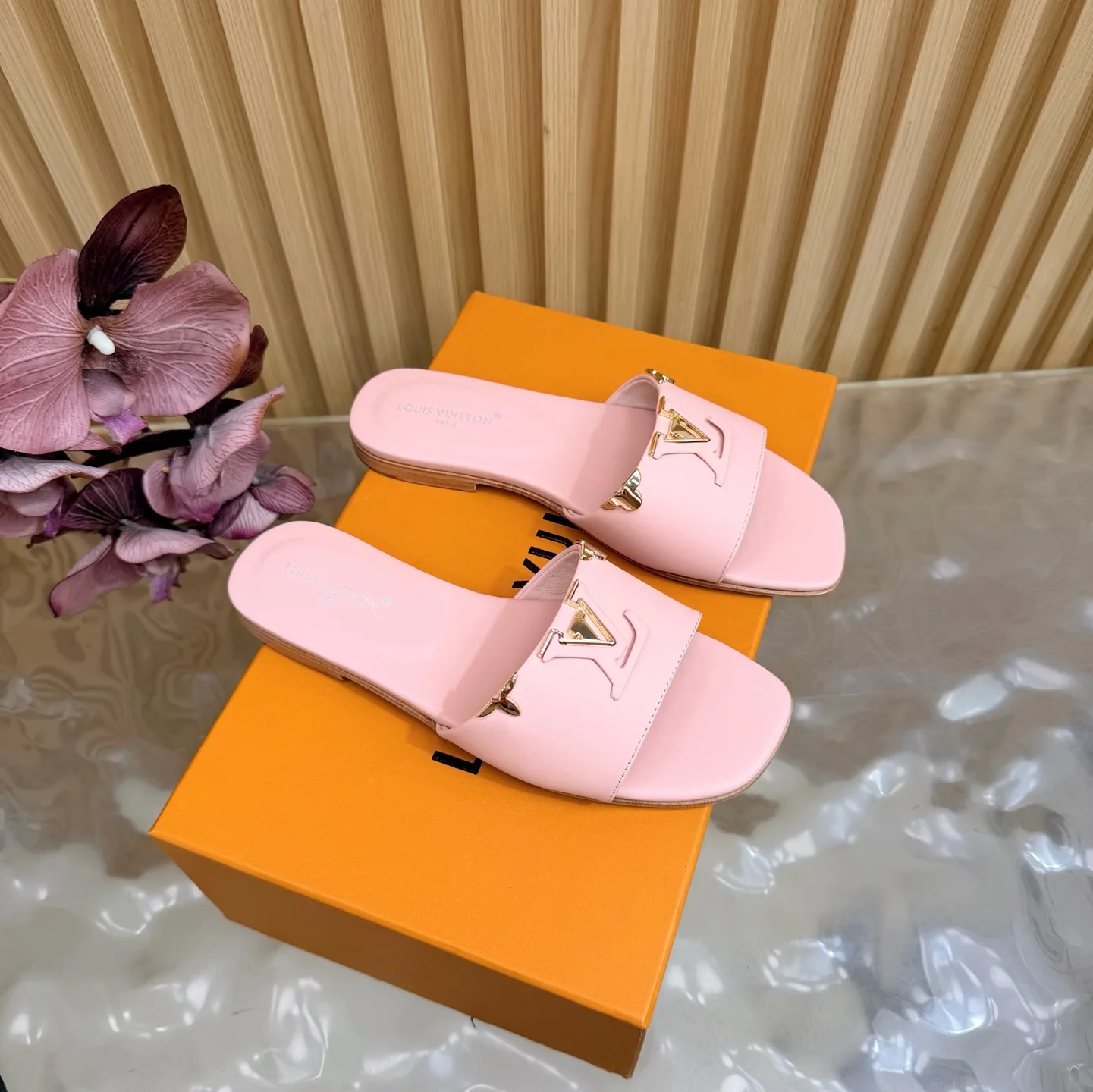 Neat Louis Vuitton Slippers 1043