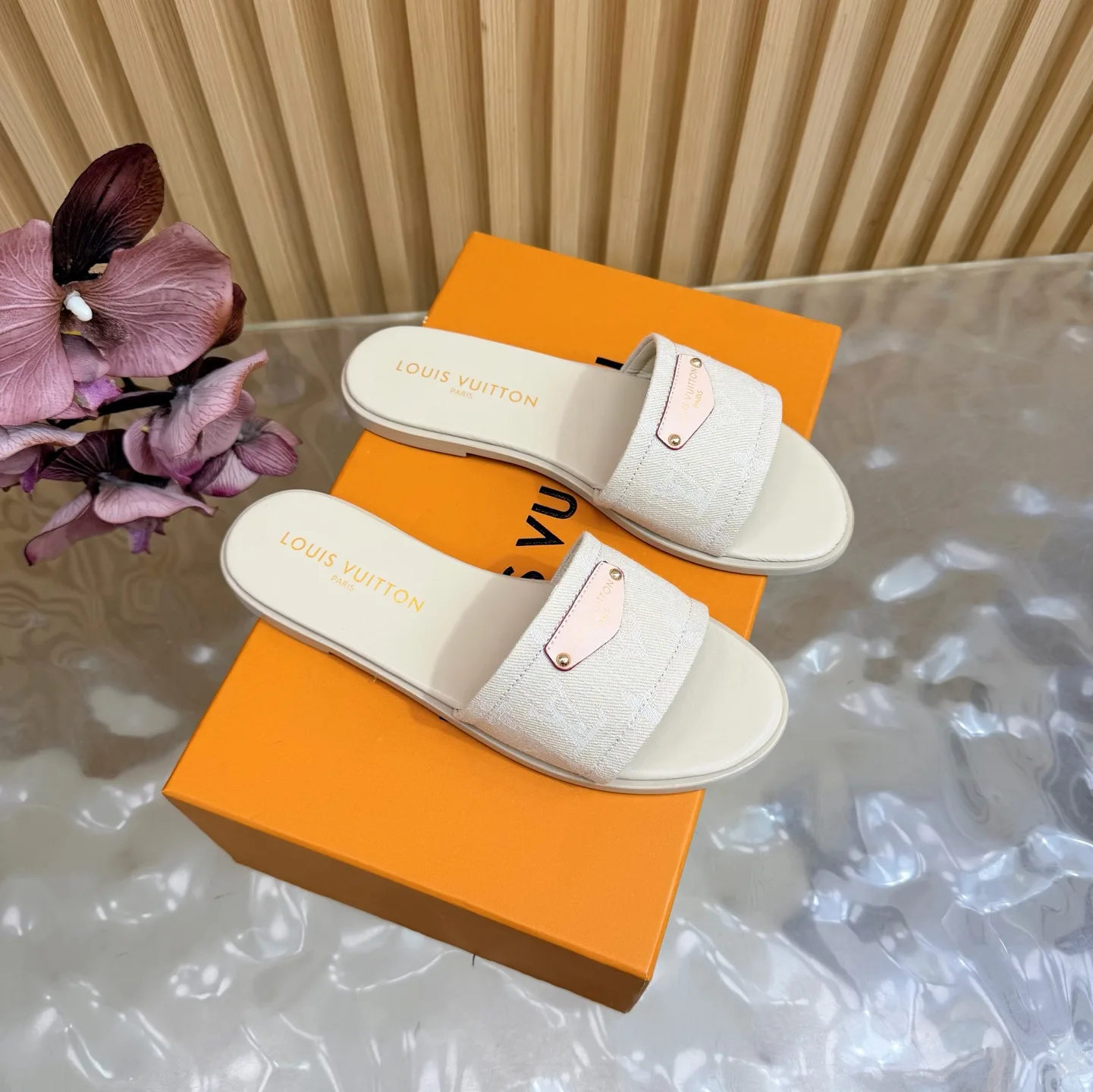 Louis Vuitton Slippers Refined 1025