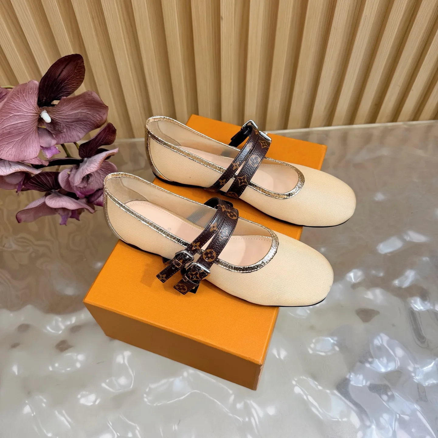 Popular Louis Vuitton Slippers 1024