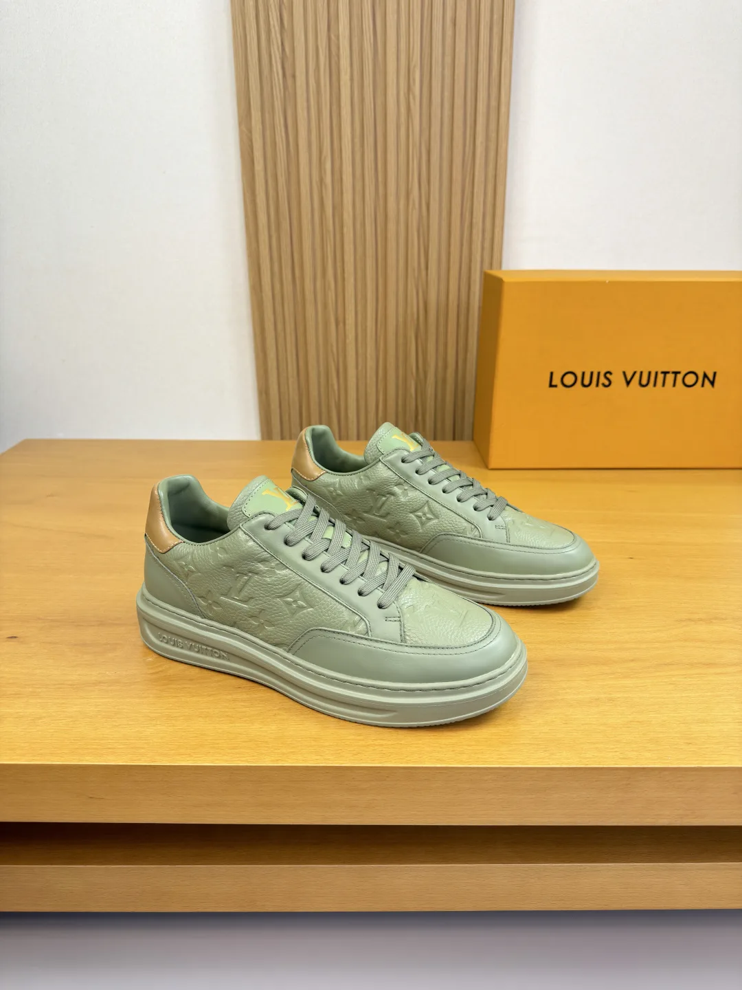 Neat Louis Vuitton Sneakers 1112
