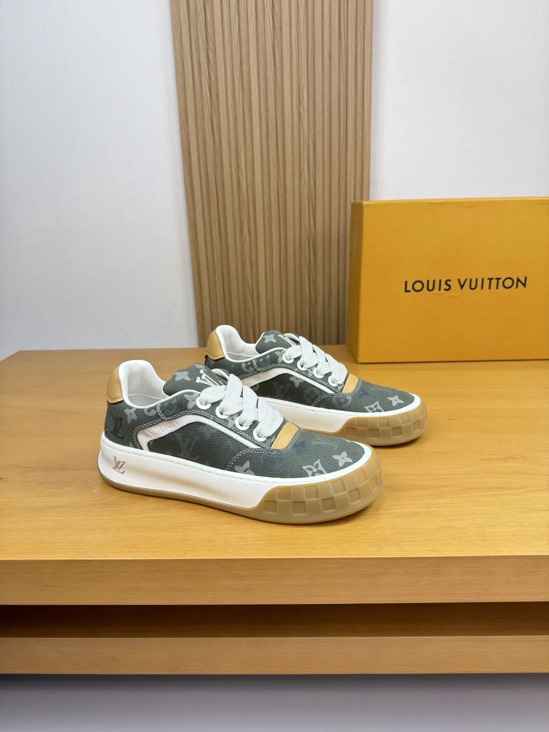 Flexible Louis Vuitton Sneakers 1095