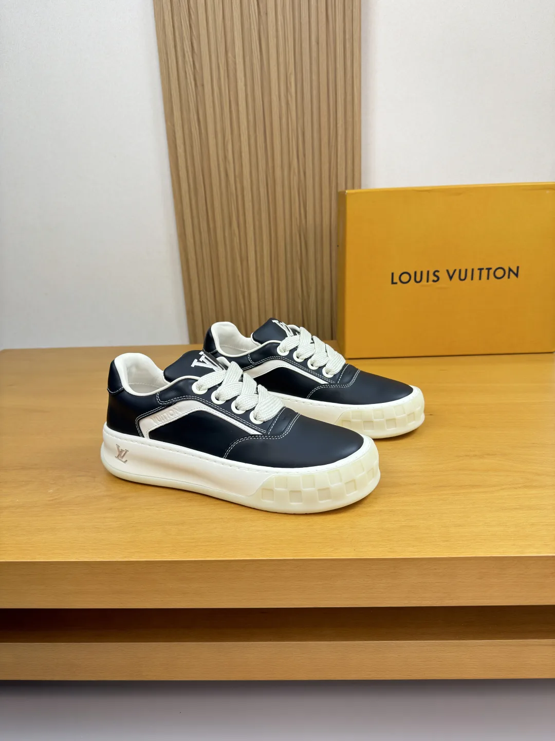 Louis Vuitton Sneakers Stretchable 1106