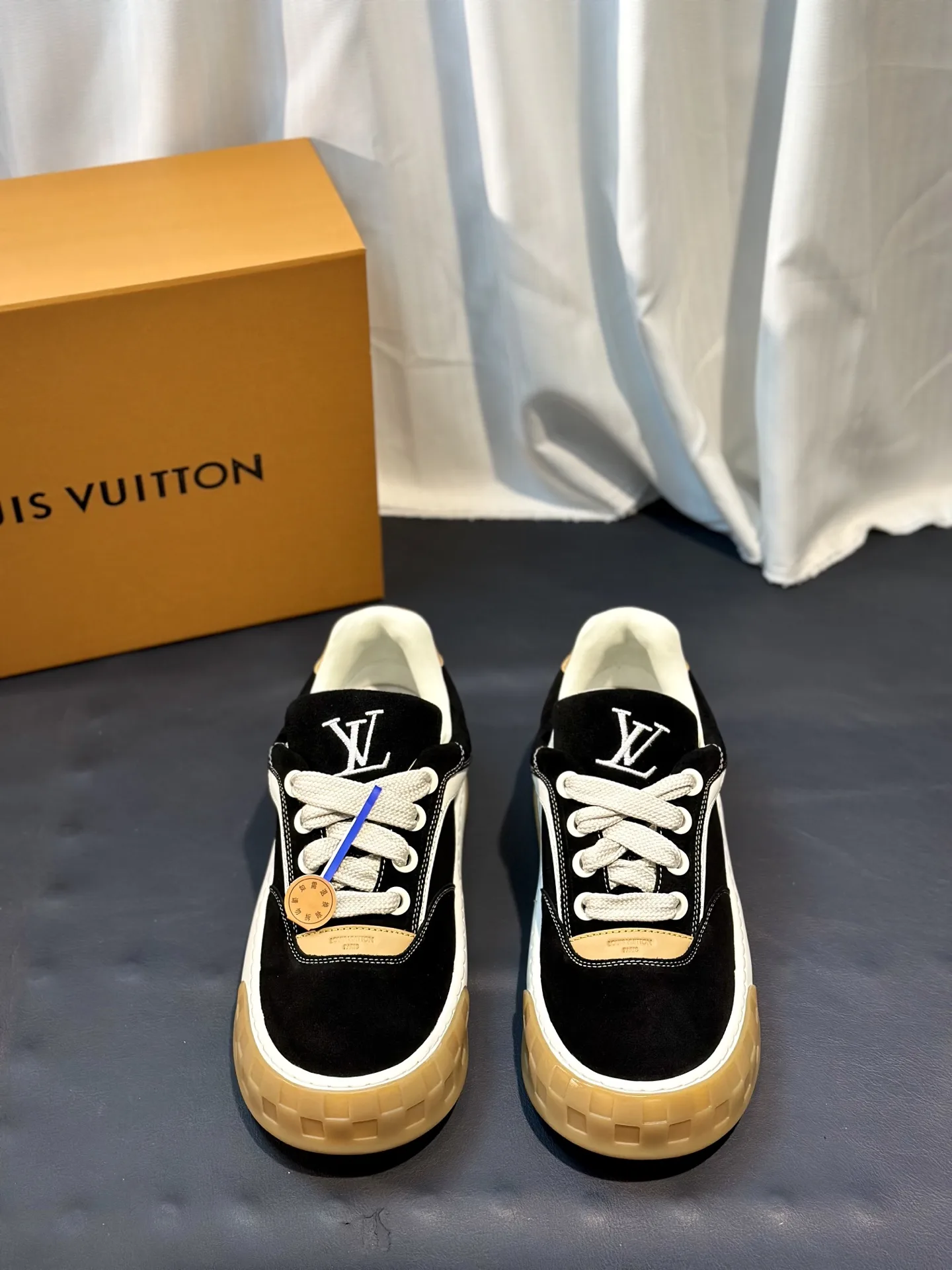 Louis Vuitton Sneakers Elegant 1098