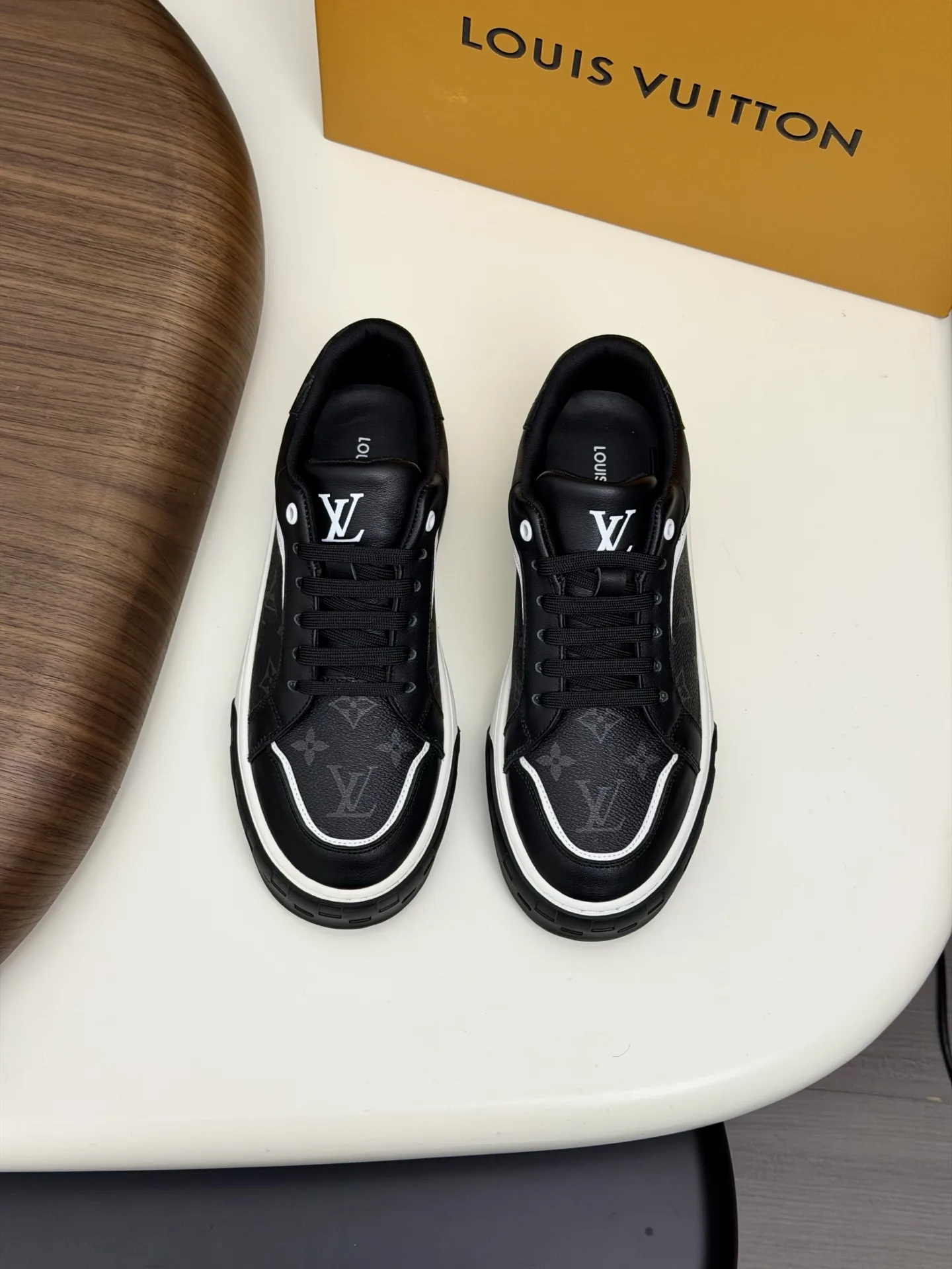 TechFriendly Louis Vuitton Sneakers 1096