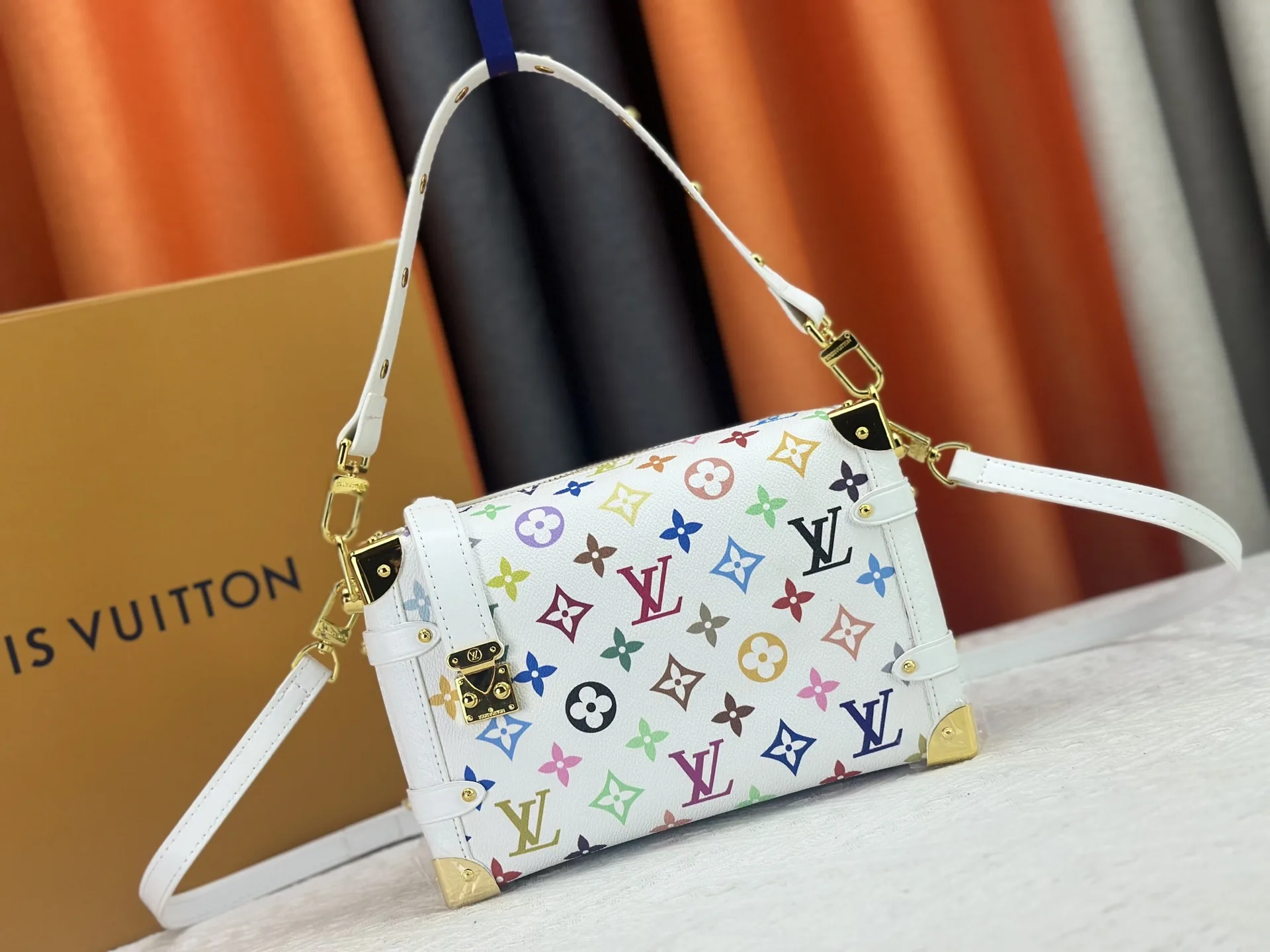 ModernLook Louis Vuitton Suitcase 1160