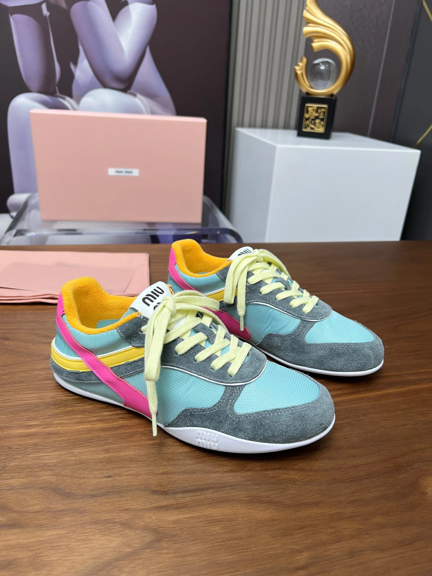 Snug New Balance Sneakers 7713