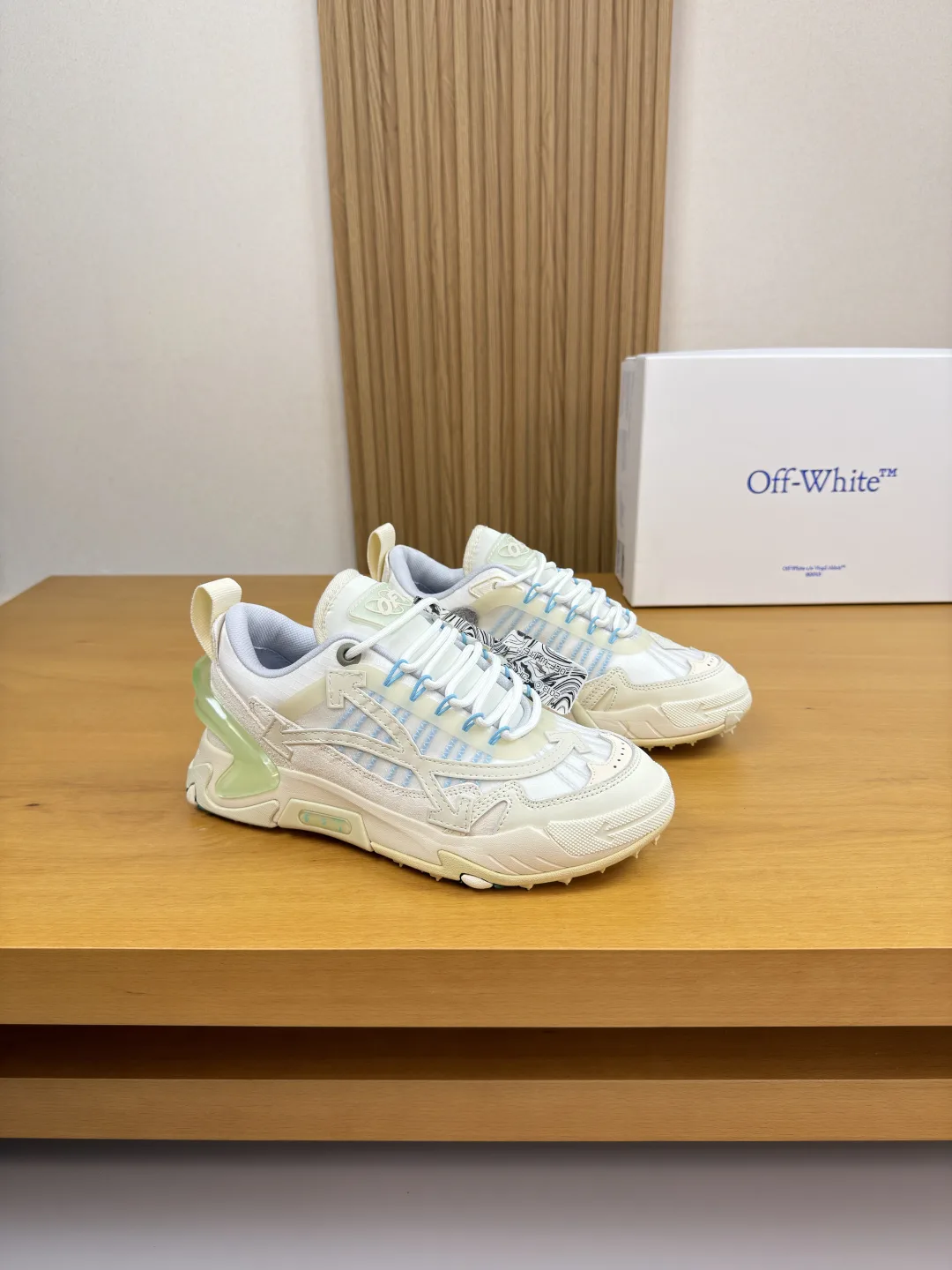 Off-White Sneakers Sporty 7638